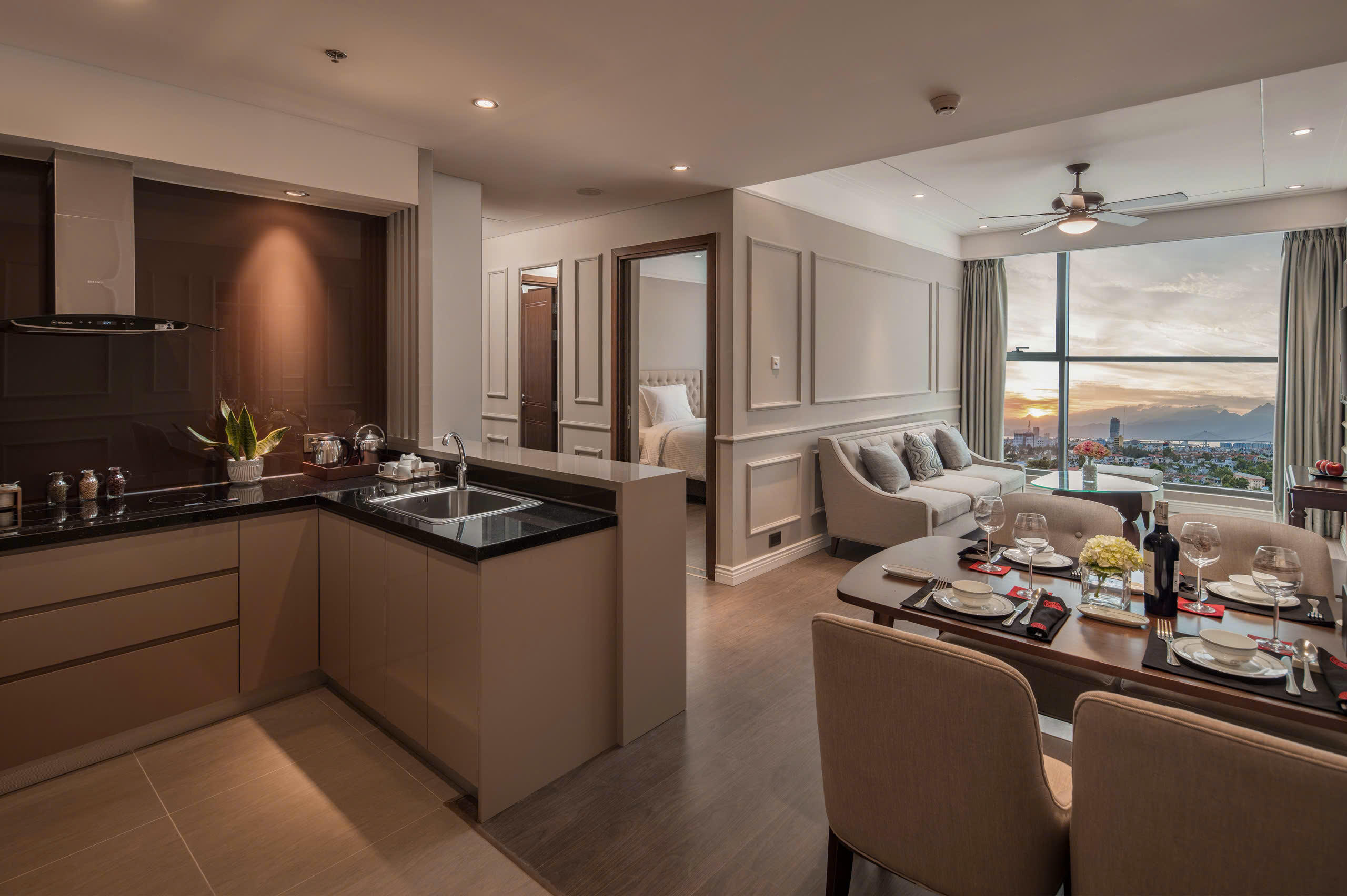 ダナンの街と山を一望|Altara Suites 2ベッドルーム・アパートメント