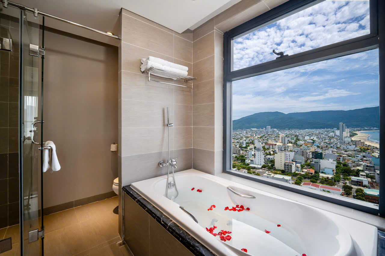 ダナンの街と山を一望｜Altara Suites 2ベッドルーム・アパートメント