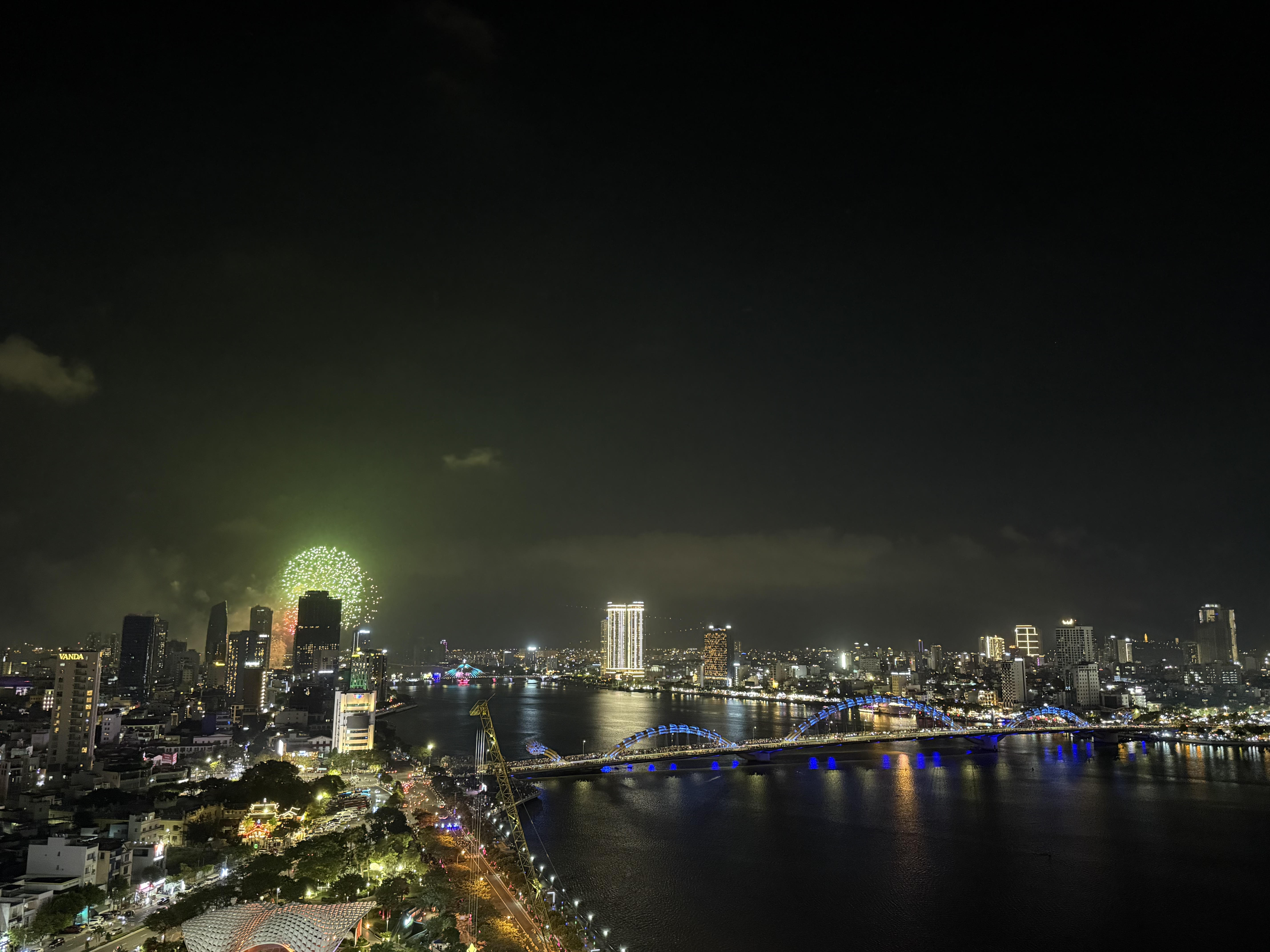 プール・ジム付き高級アパートメントの24階 リバー＆シティビュー　1ベッドルーム