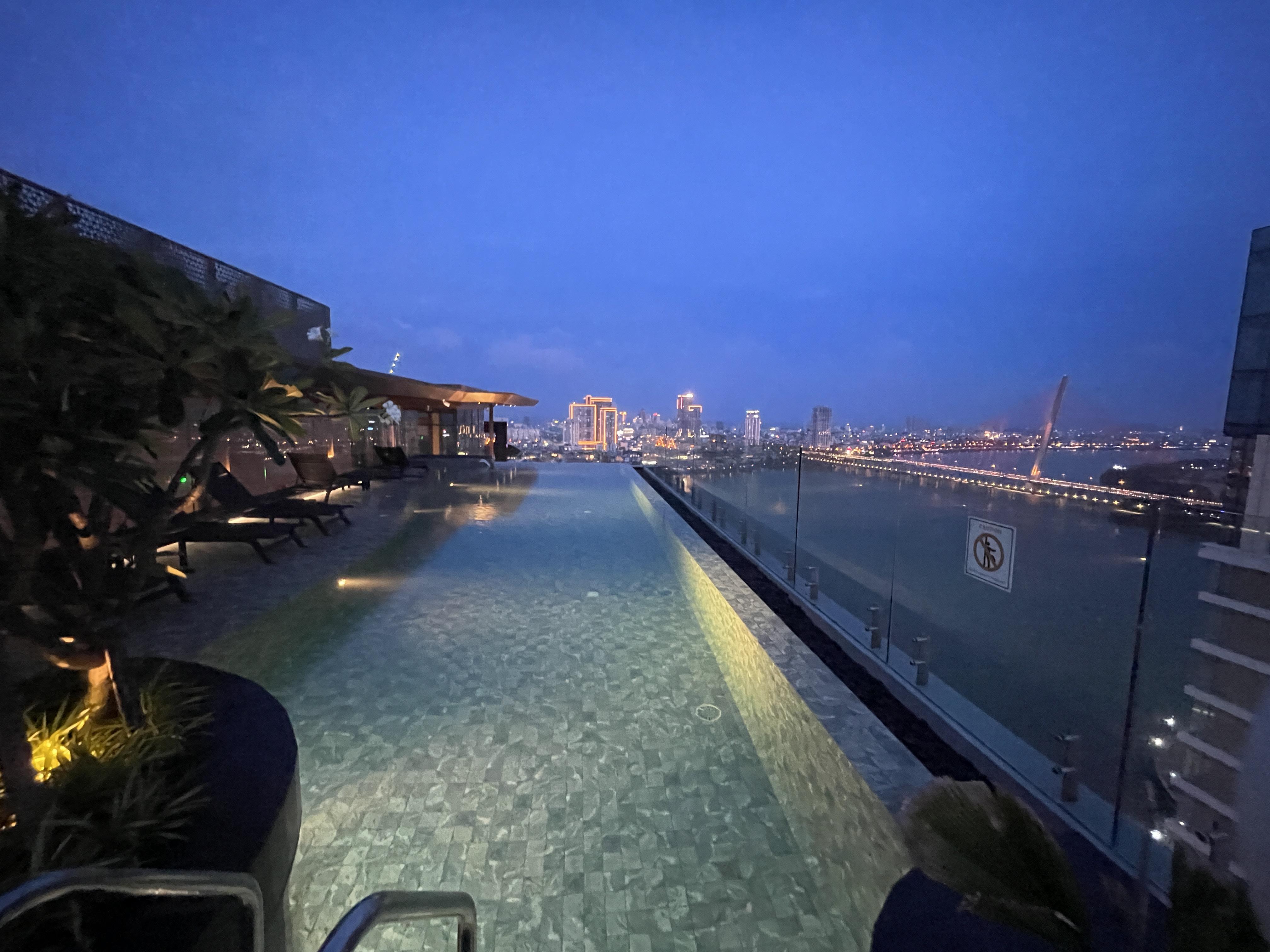 プール・ジム付き高級アパートメントの24階 リバー＆シティビュー　1ベッドルーム