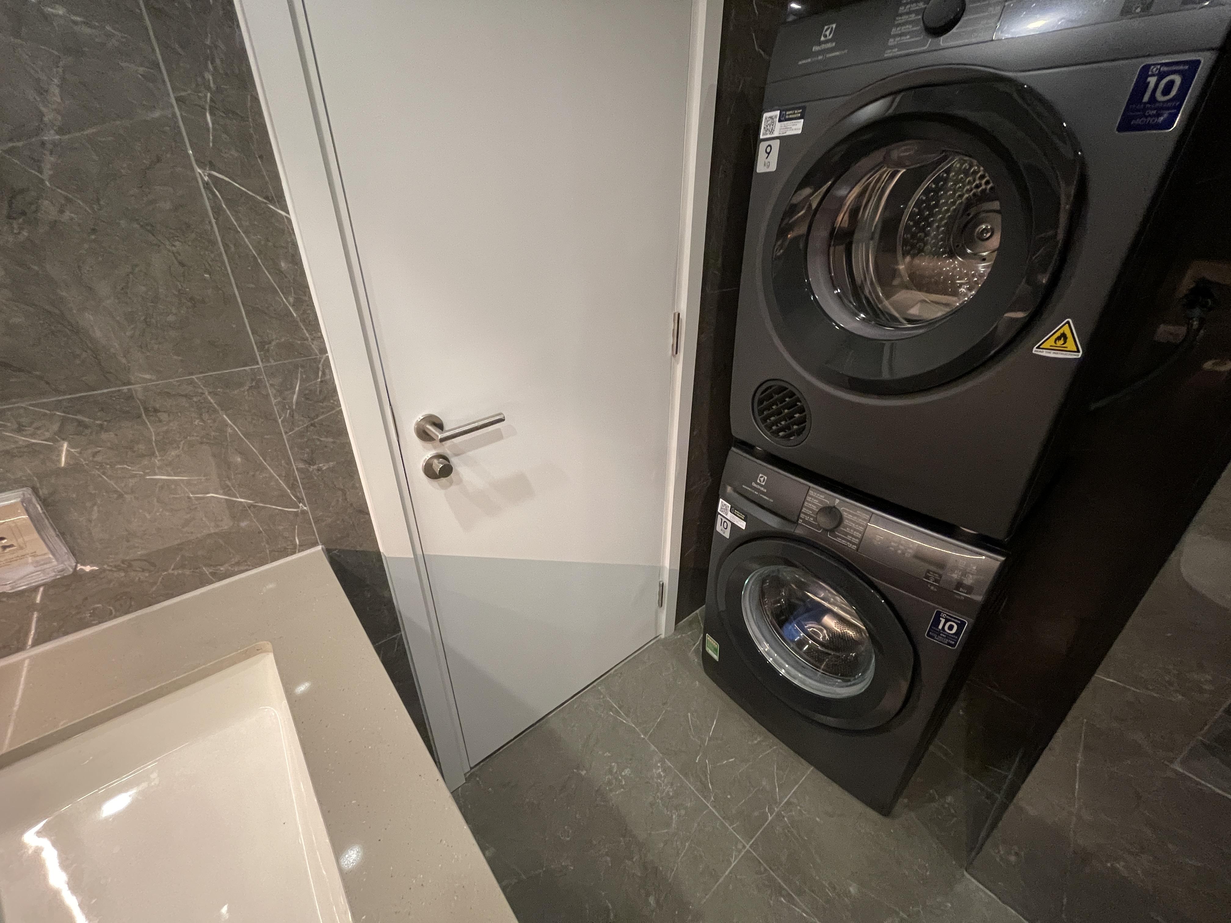 プール・ジム付き高級アパートメントの24階 リバー＆シティビュー　1ベッドルーム