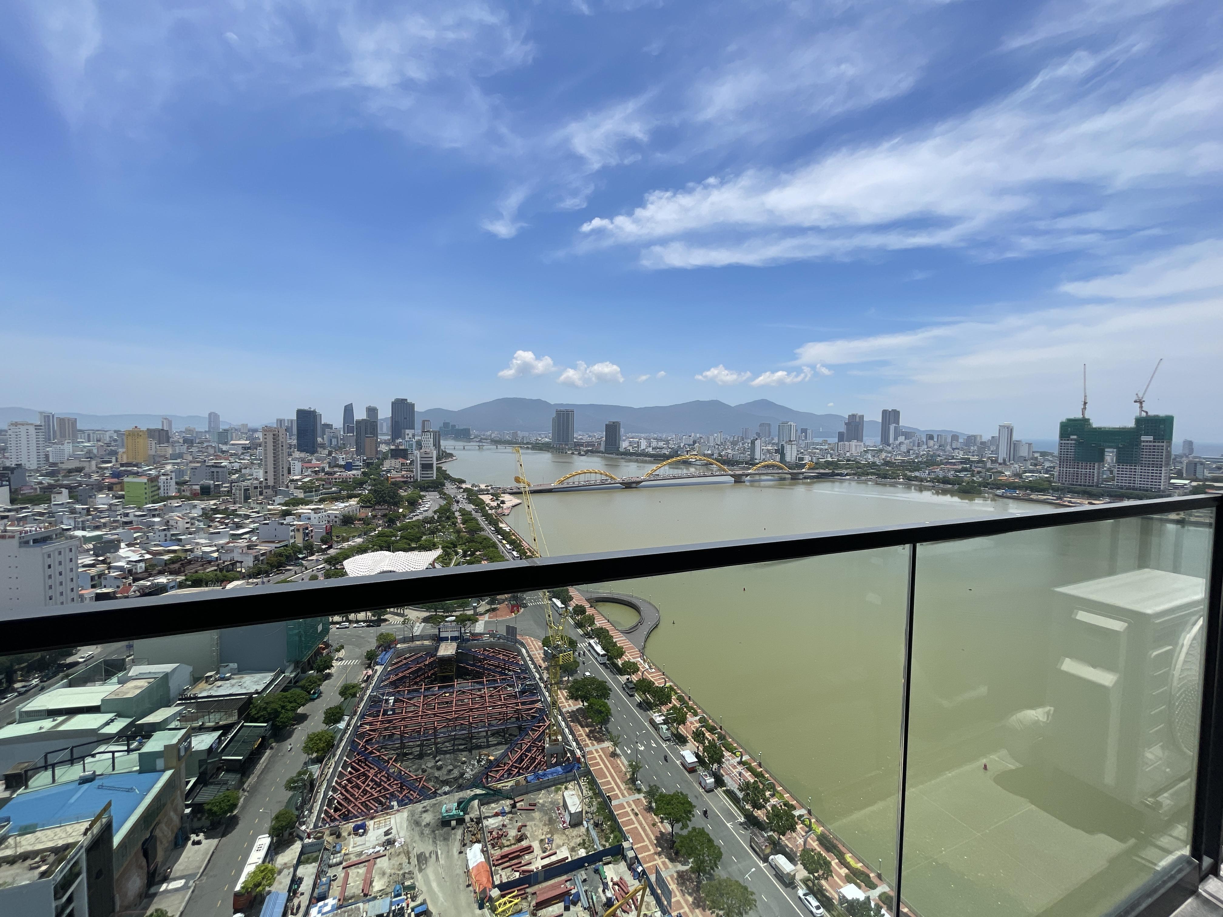 プール・ジム付き高級アパートメントの24階 リバー＆シティビュー　1ベッドルーム