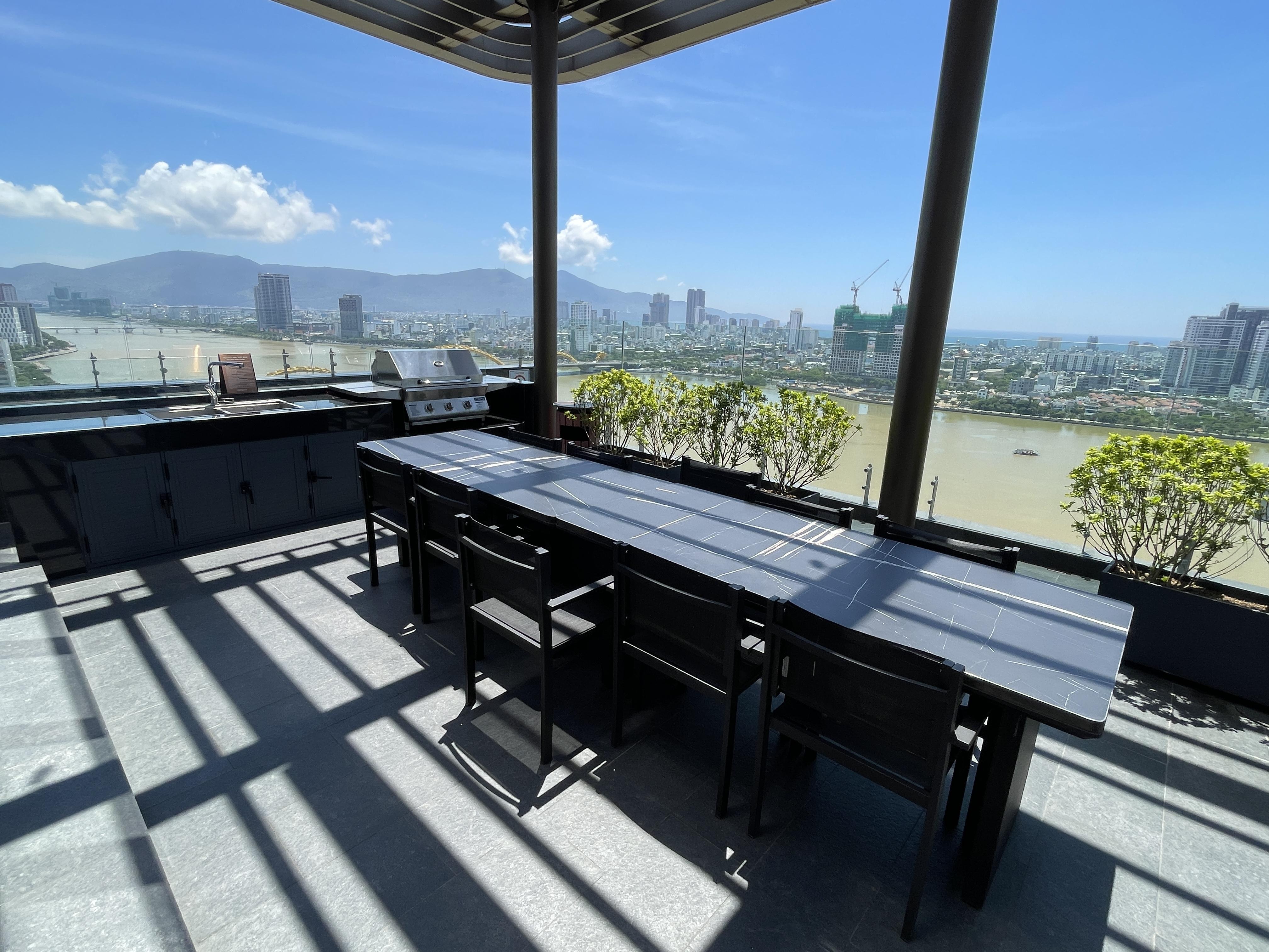 プール・ジム付き高級アパートメントの24階 リバー＆シティビュー　1ベッドルーム