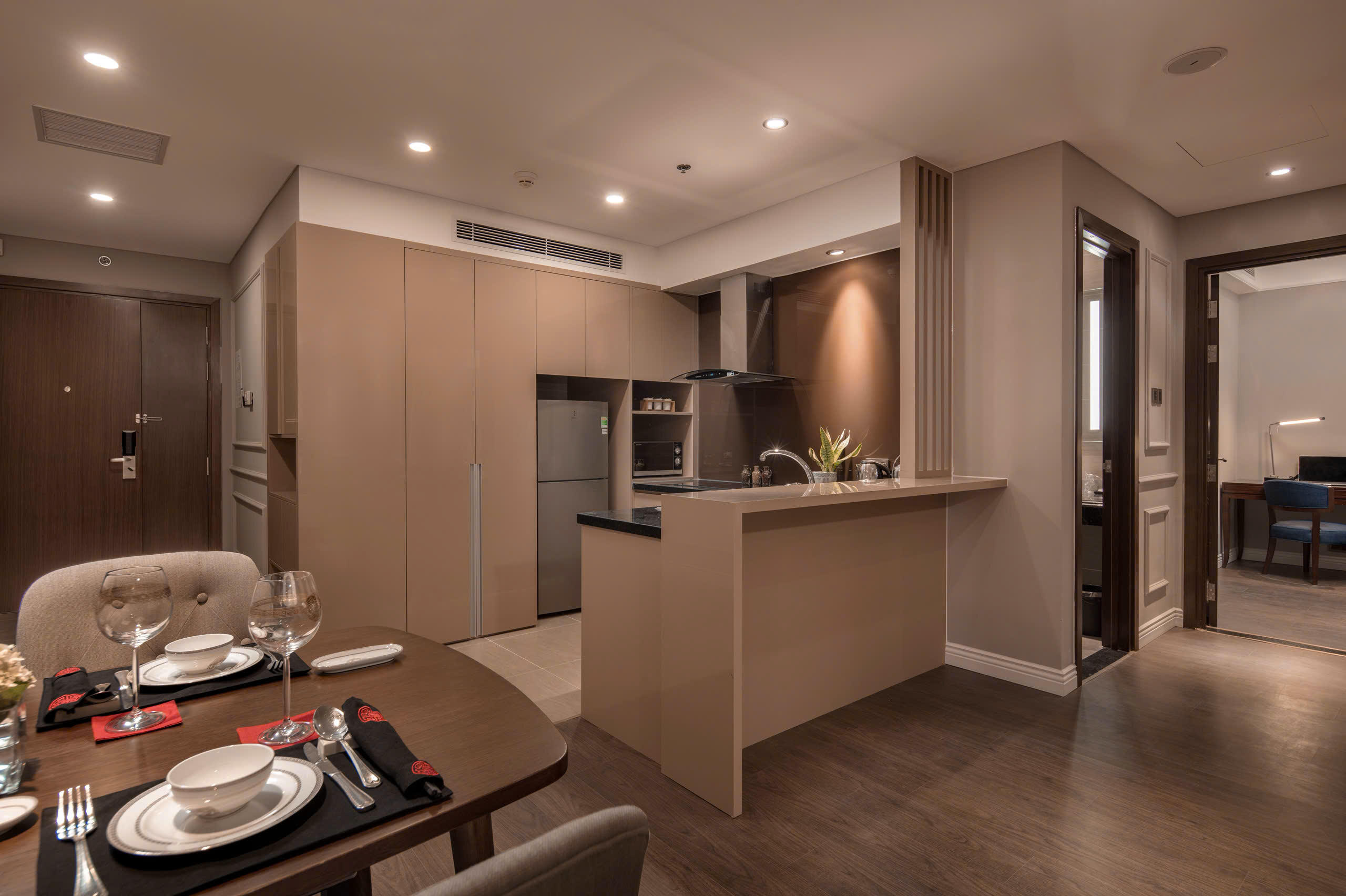 ダナンの街と山を一望|Altara Suites 2ベッドルーム・アパートメント