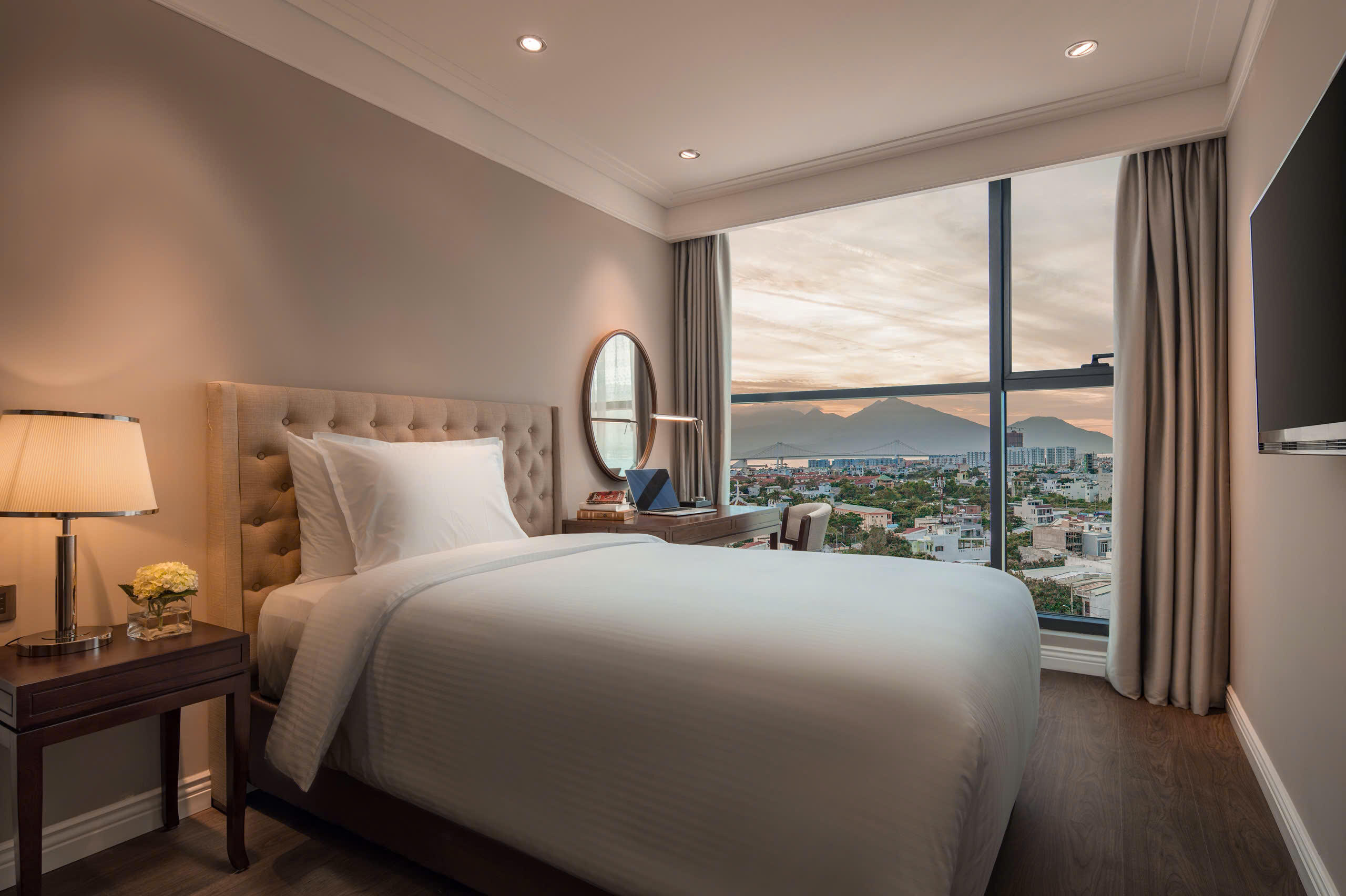 ダナンの街と山を一望|Altara Suites 2ベッドルーム・アパートメント