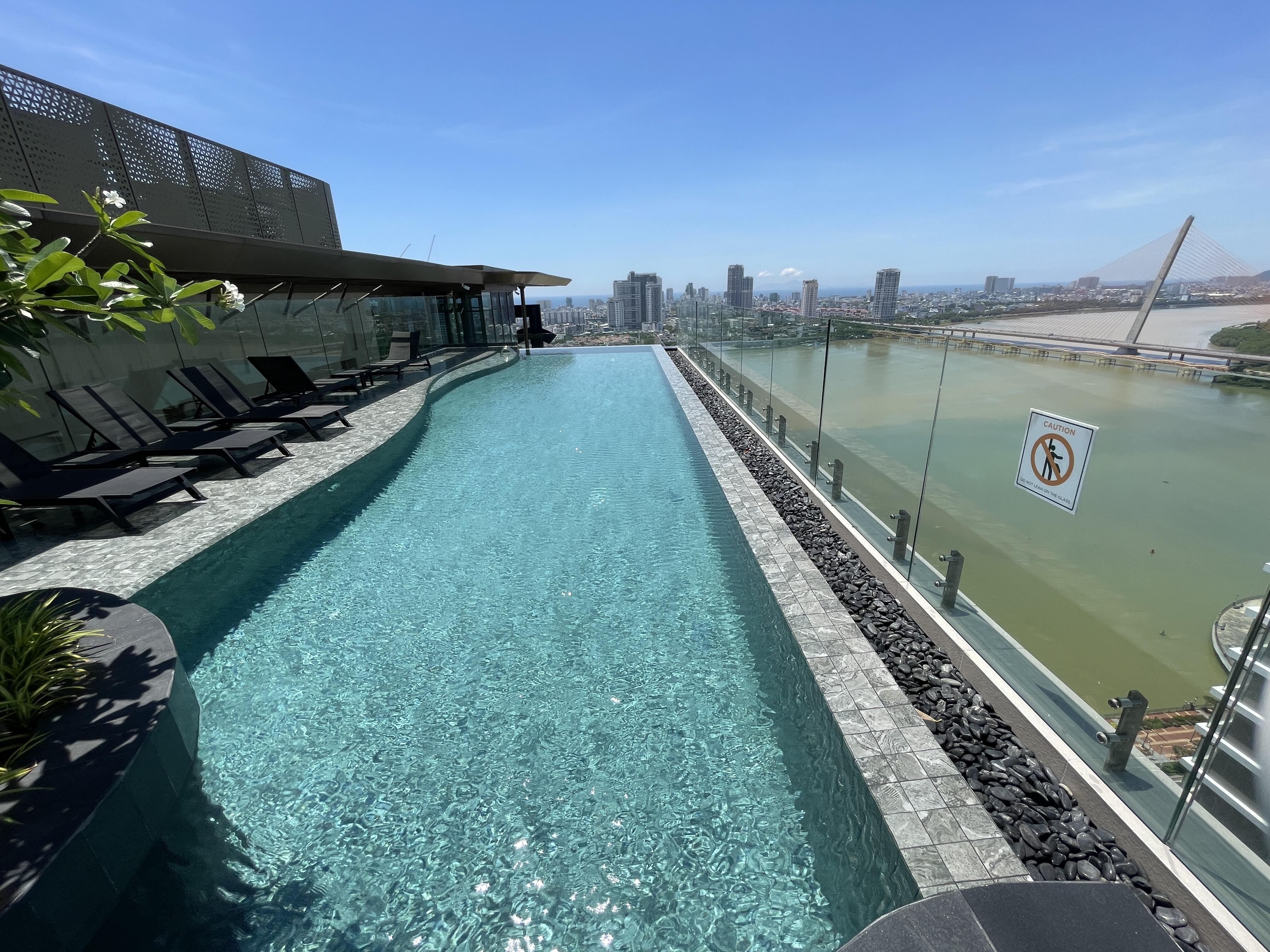 プール・ジム付き高級アパートメントの24階 リバー＆シティビュー　1ベッドルーム