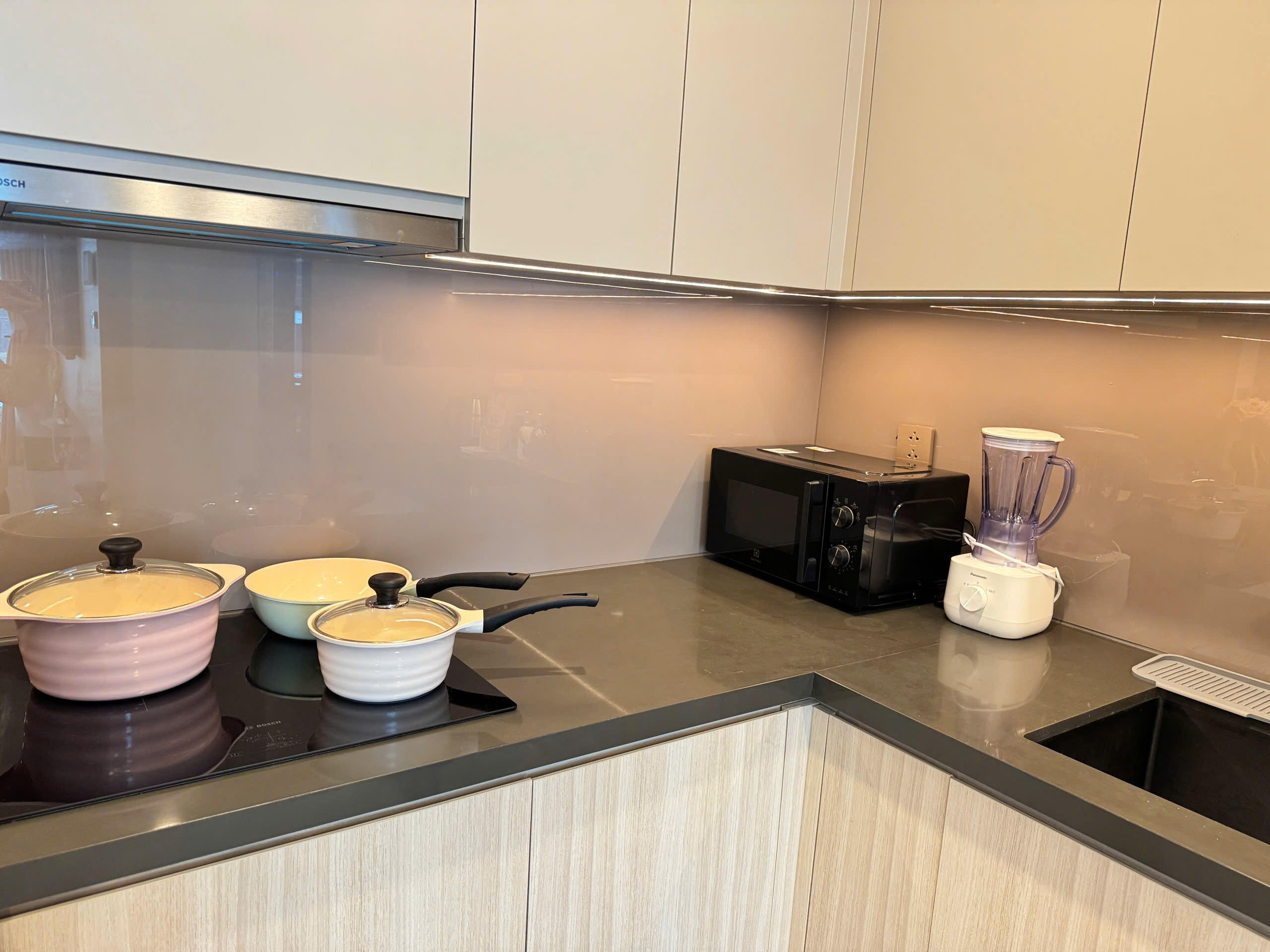 〈プール＆ジム〉フィルモア6階・リバービュー＆シティビューの1ベッドルームアパートメント