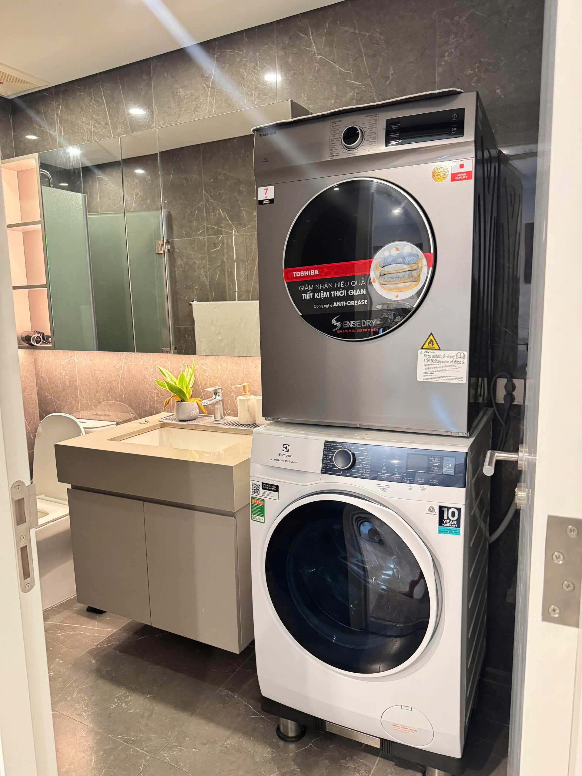 〈プール＆ジム〉フィルモア6階・リバービュー＆シティビューの1ベッドルームアパートメント