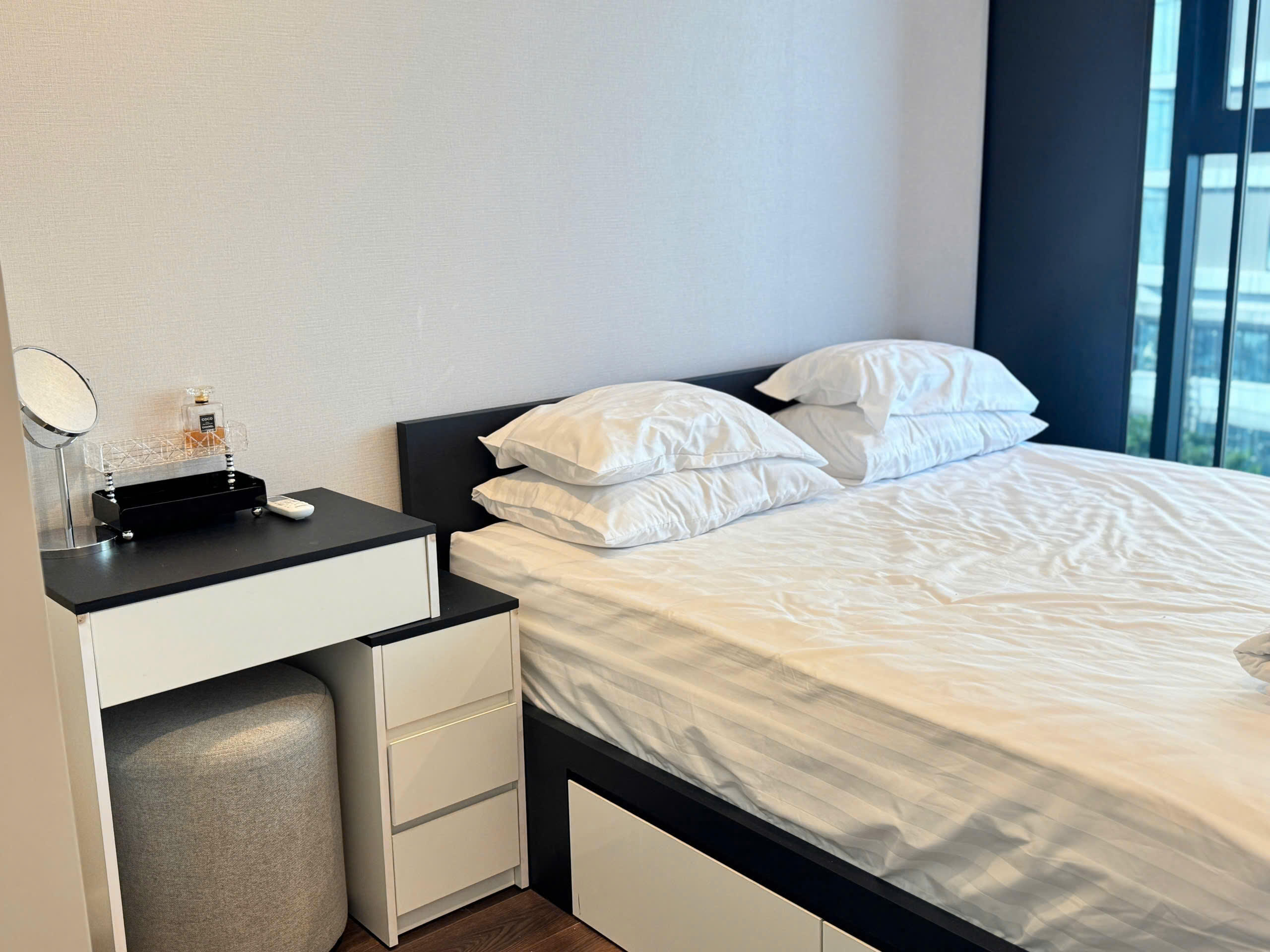 〈プール＆ジム〉フィルモア6階・リバービュー＆シティビューの1ベッドルームアパートメント