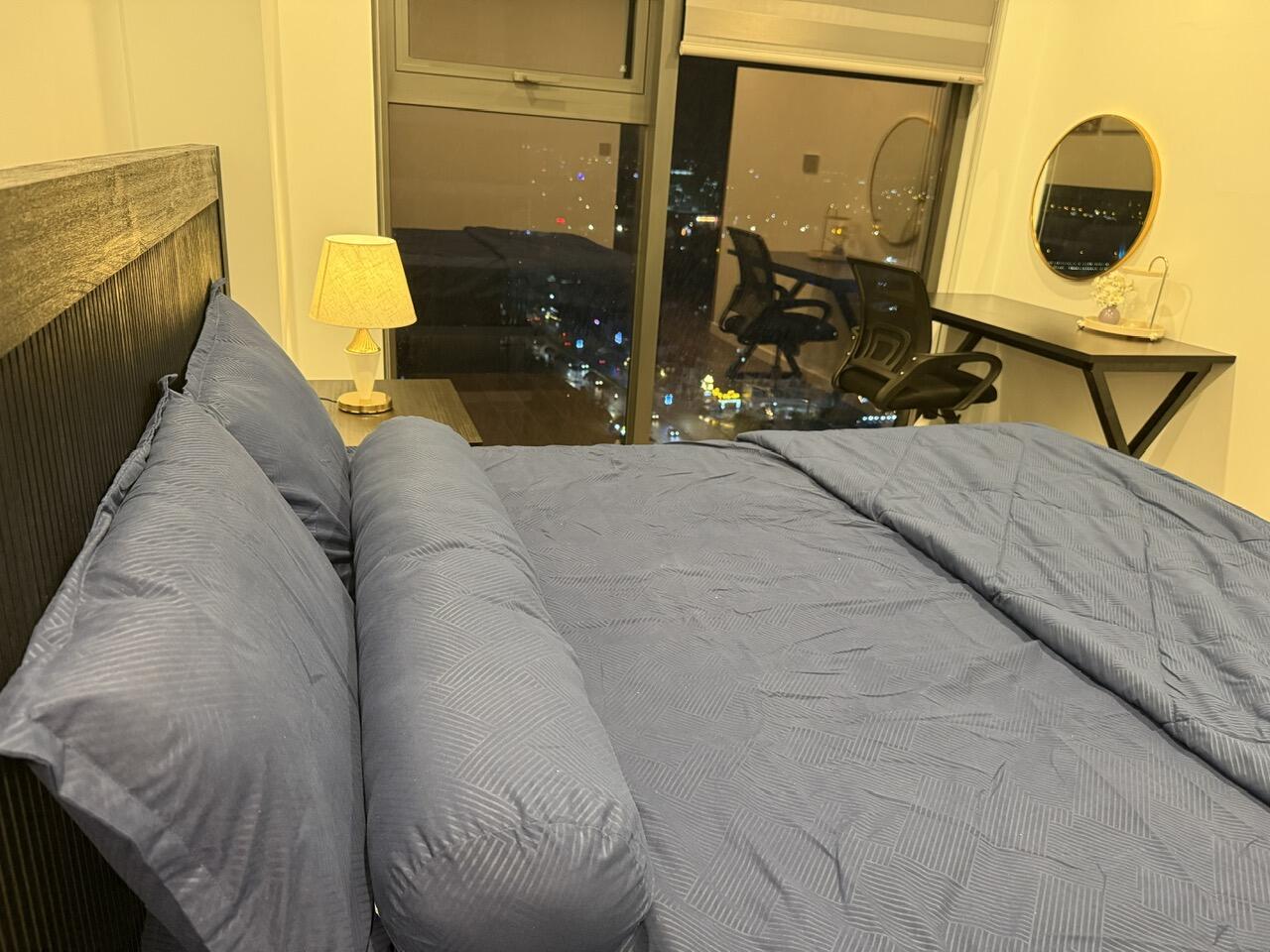 フィルモア ― 高層階に位置する、川と市街地の眺望を楽しめる2ベッドルームアパートメント