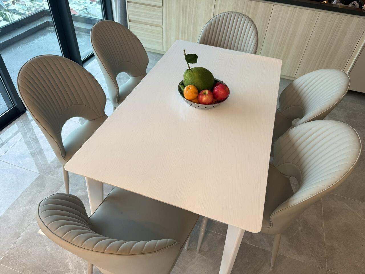 フィルモア ― 高層階に位置する、川と市街地の眺望を楽しめる2ベッドルームアパートメント