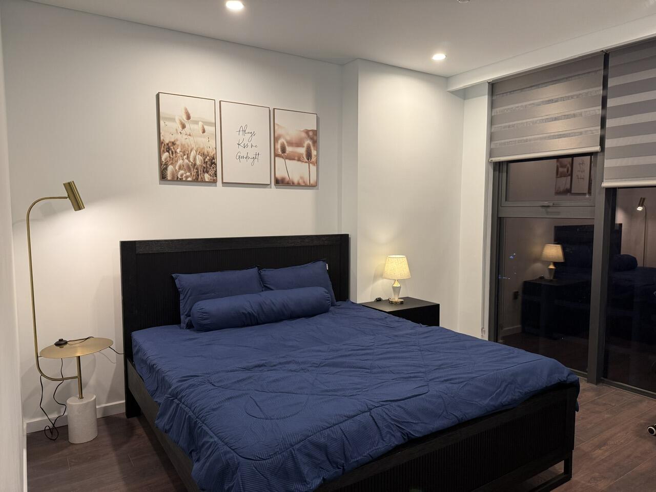 フィルモア ― 高層階に位置する、川と市街地の眺望を楽しめる2ベッドルームアパートメント