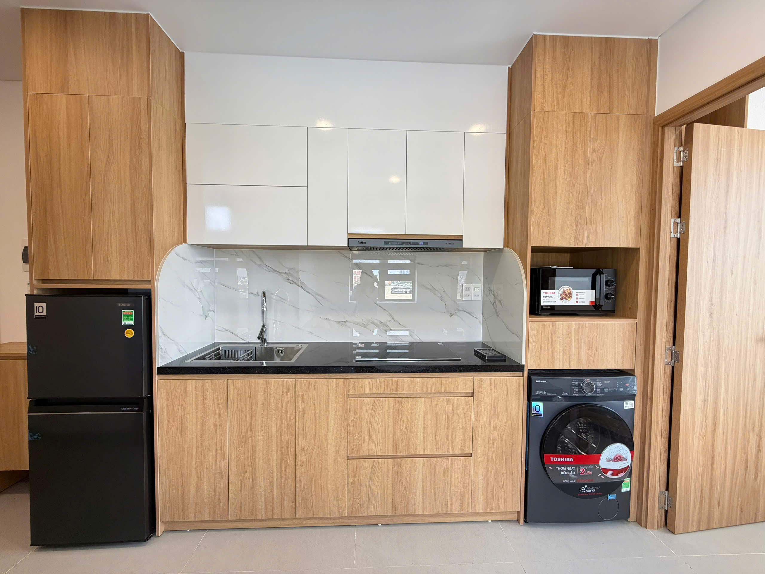 Modern 1-Bedroom Apartment with Balcony & Rooftop Pool