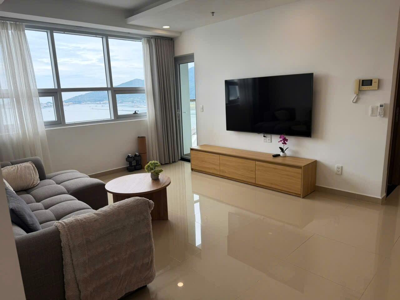 Bright 2-bedroom-apartment with Sea & Mountain Views