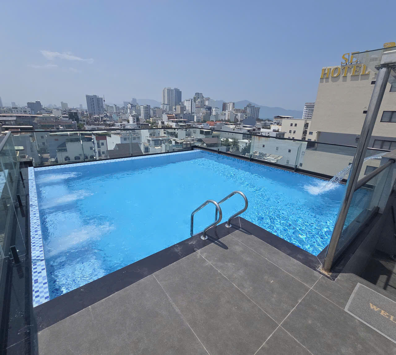 Modern 1-Bedroom Apartment with Balcony & Rooftop Pool