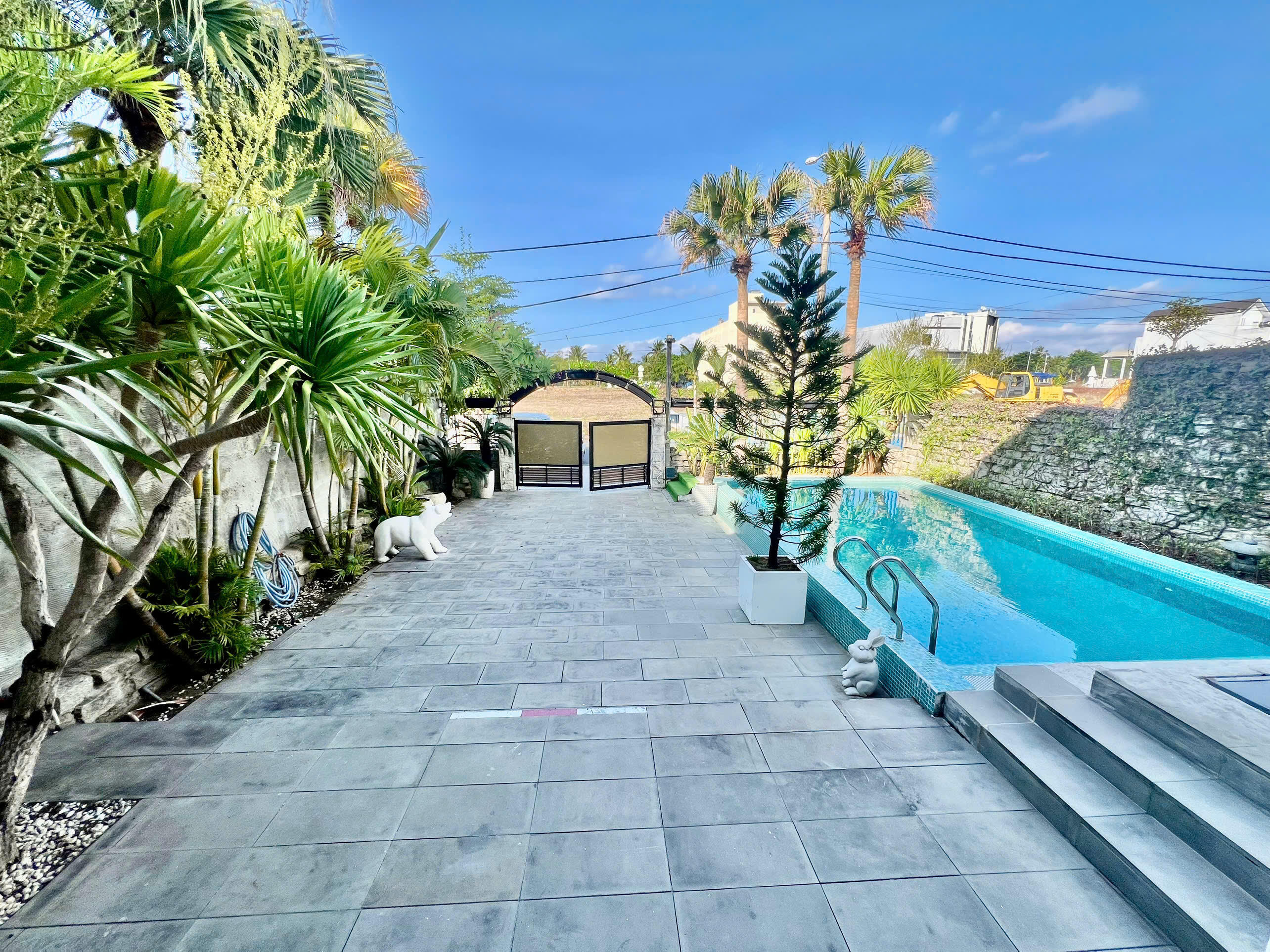 Luxury swimming pool Villa for Rent in Son Thuy area | Tourism area close to Crown International Club 