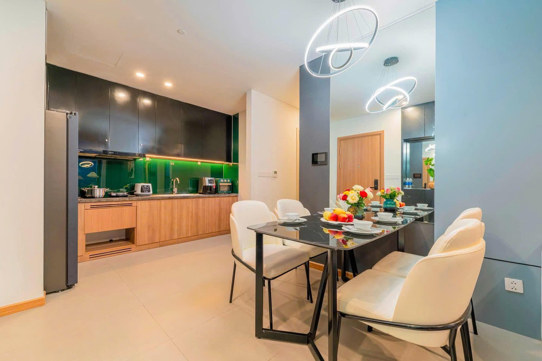 Modern 2-Bedroom Apartment at Sam Towers - Panoramic City and River Views