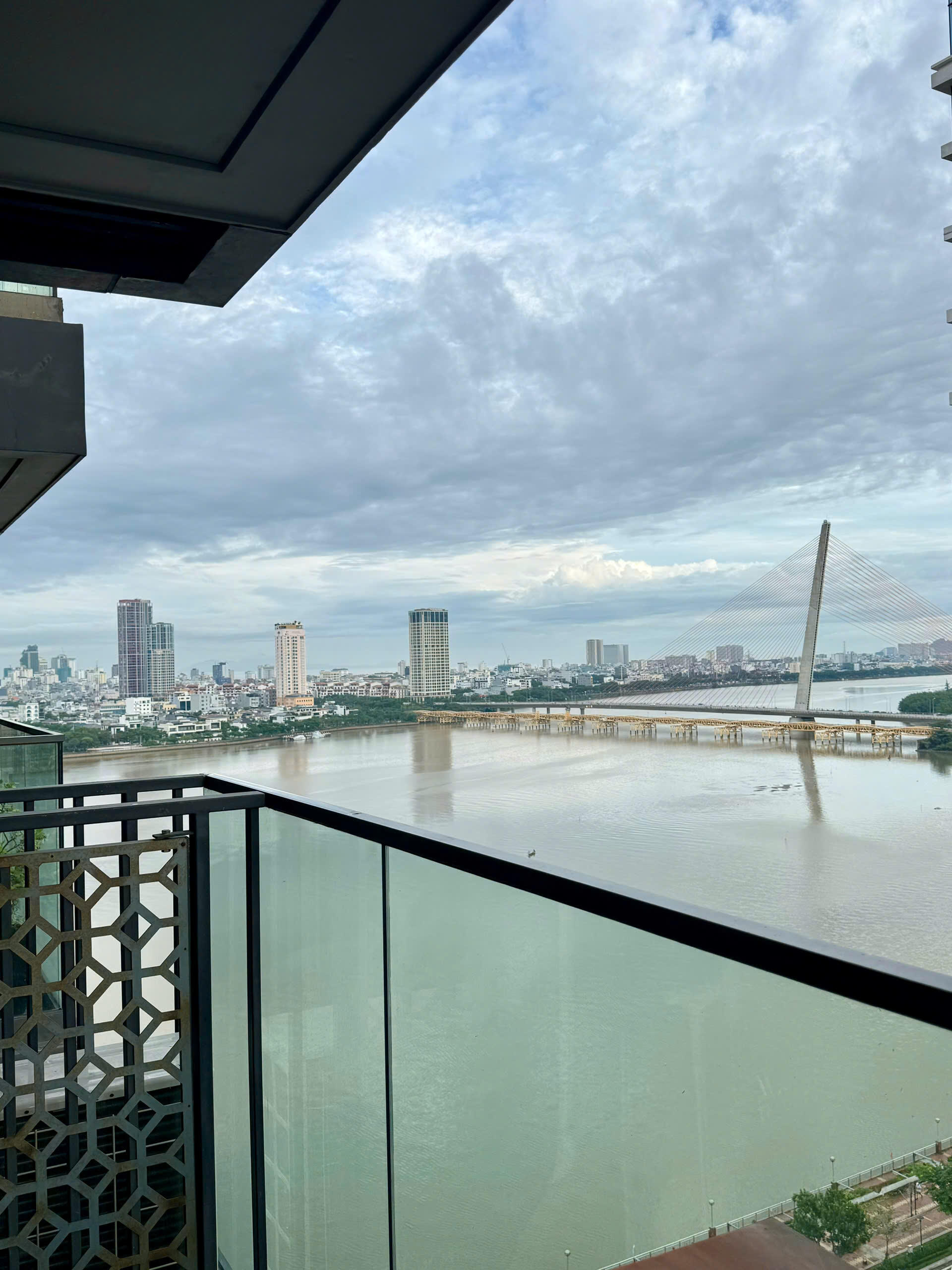 Partial Han River & City View | Luxury 1-Bedroom Apartment for Rent at the Filmore Da Nang