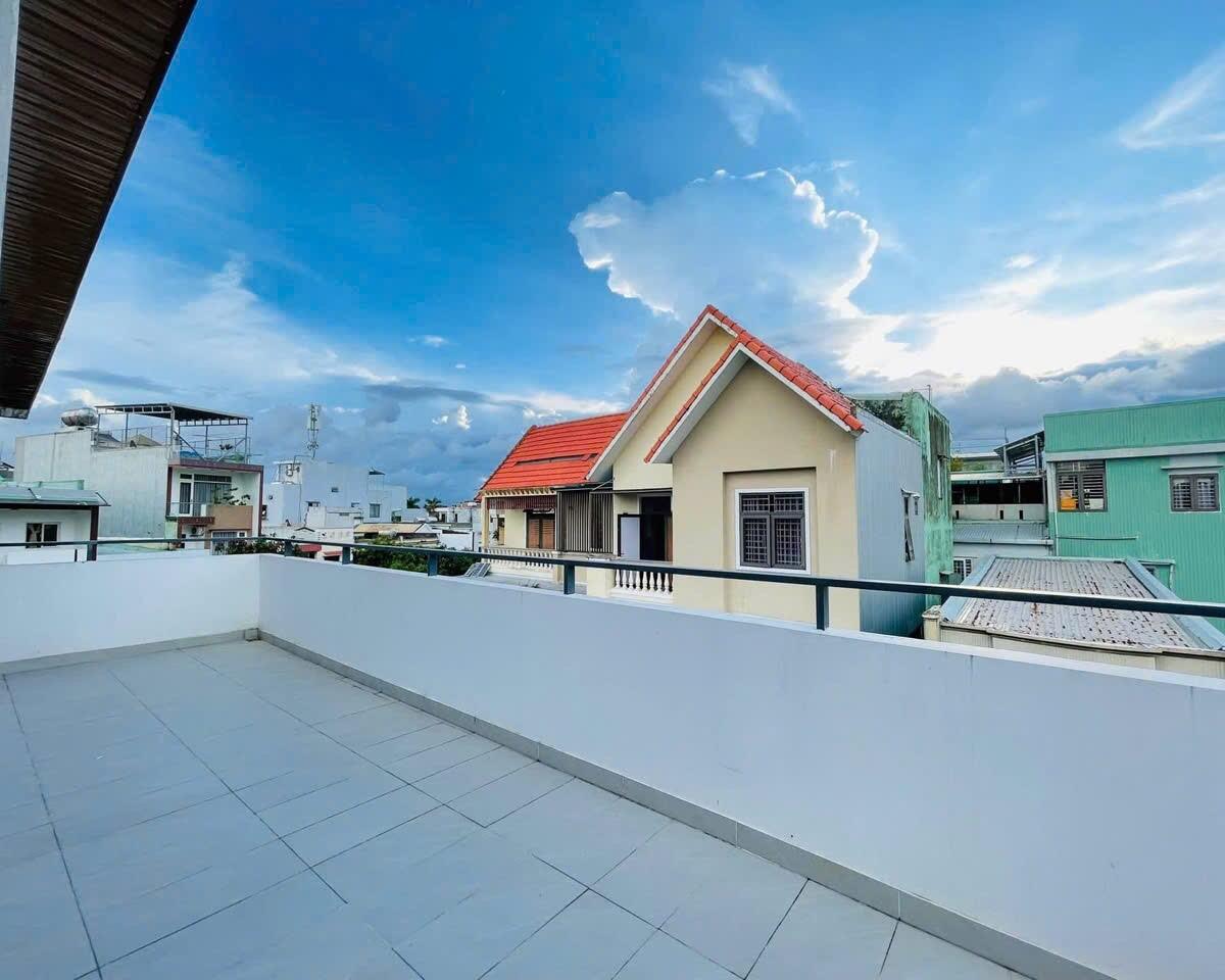Luxury 5-Bedroom Corner Villa with Dual Frontage for Rent on Nguyen Son Street, Hoa Cuong, Da Nang