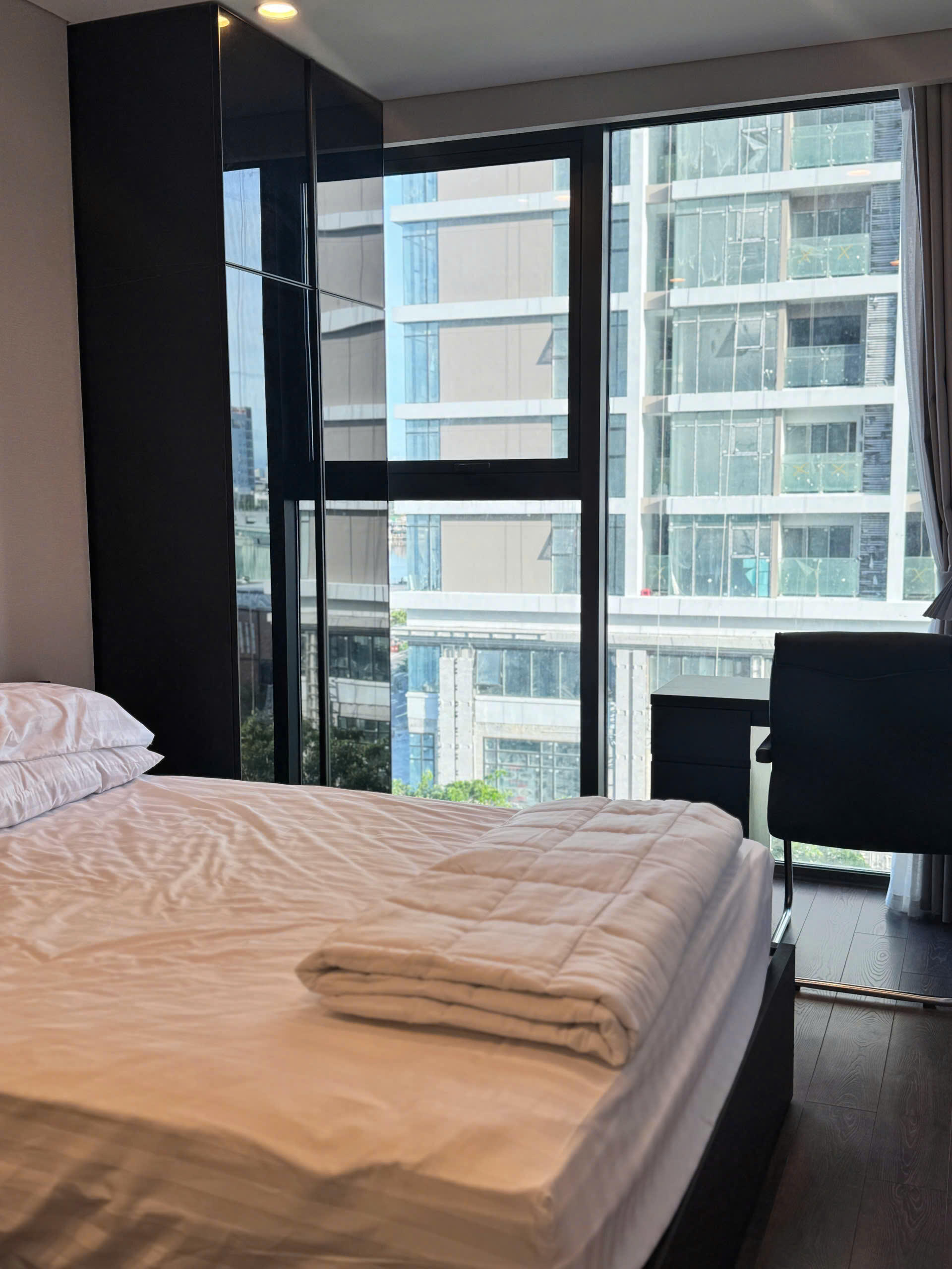 <Pool&Gym>Filmore - 6th-floor 1-bedroom apartment with river and city views