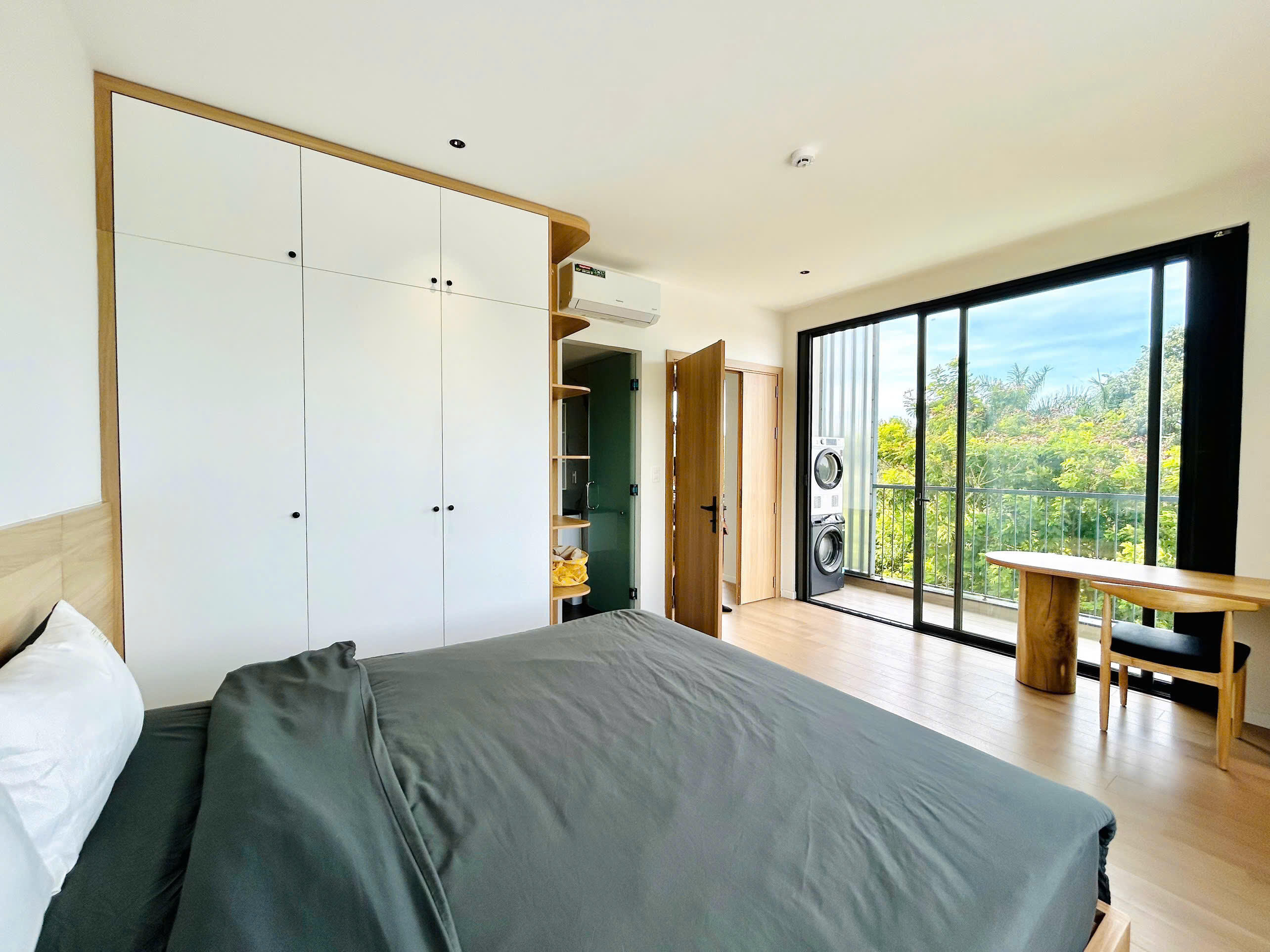 Bright 1-Bedroom Apartment with Airy Balcony Near the River