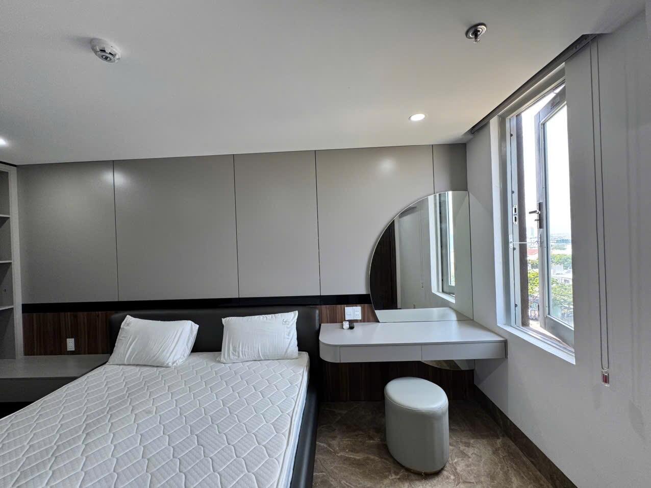 Modern 2-Bedroom Penthouse with Airy Balcony & Open City Views