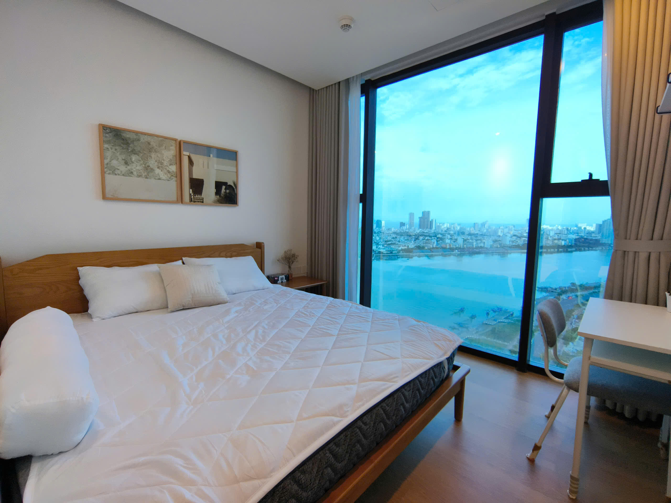 2-Bedroom Apartment with Stunning River & City Views