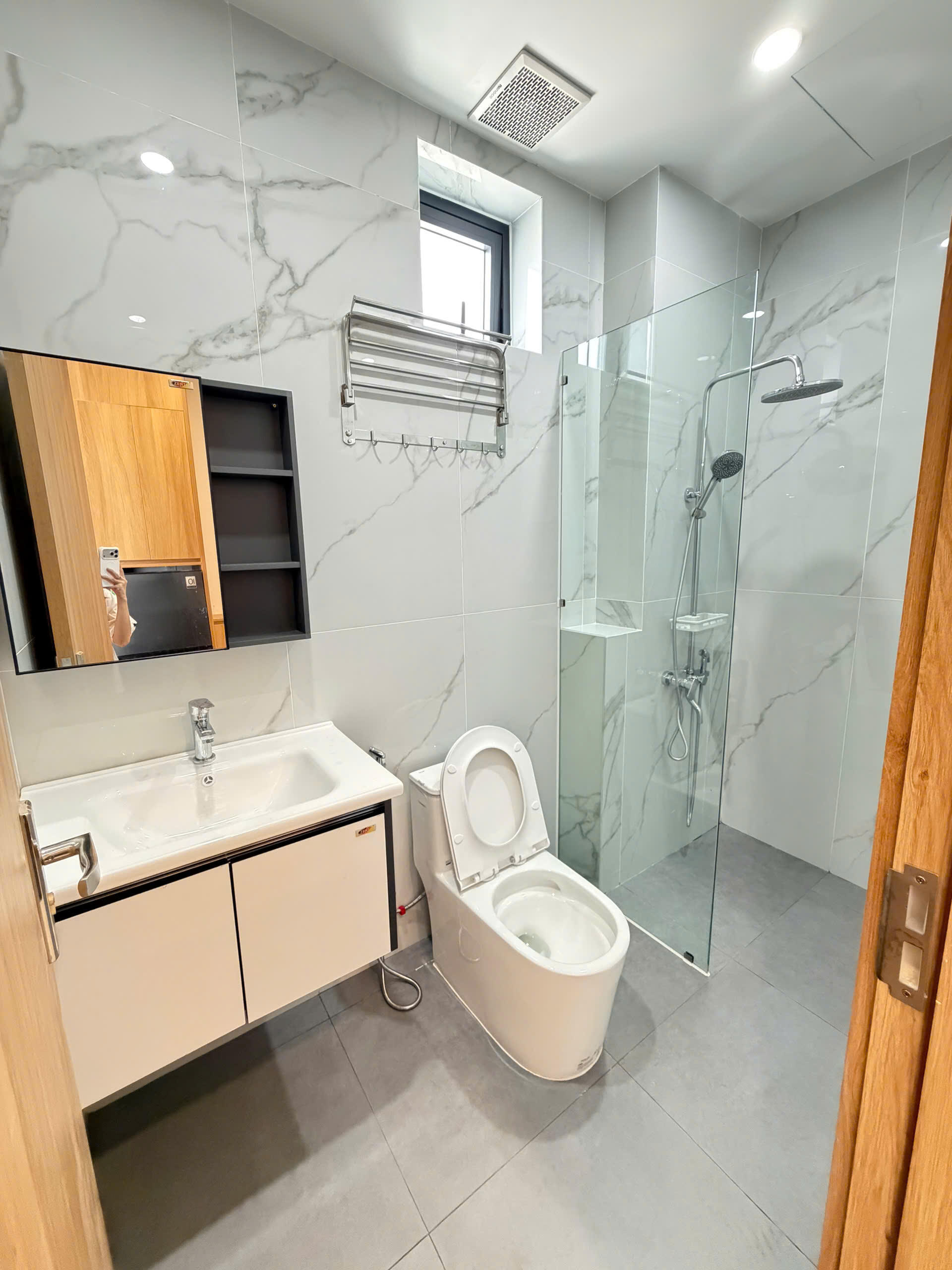 Modern 1-Bedroom Apartment with Balcony & Rooftop Pool