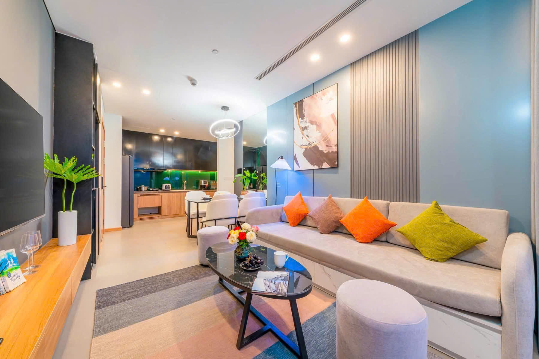 Modern 2-Bedroom Apartment at Sam Towers - Panoramic City and River Views