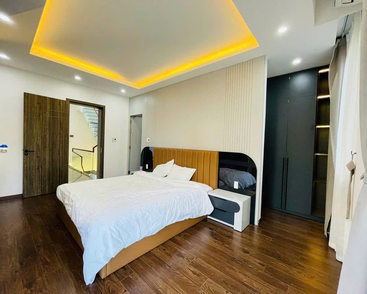 Luxury 5-Bedroom Corner Villa with Dual Frontage for Rent on Nguyen Son Street, Hoa Cuong, Da Nang