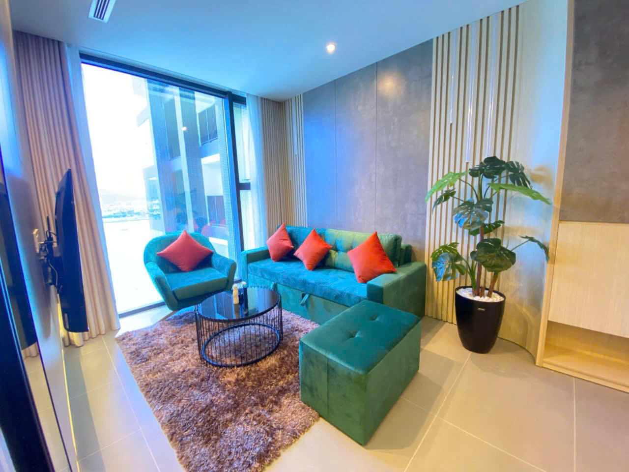 2-Bedroom Apartment with Stunning River & Mountain Views