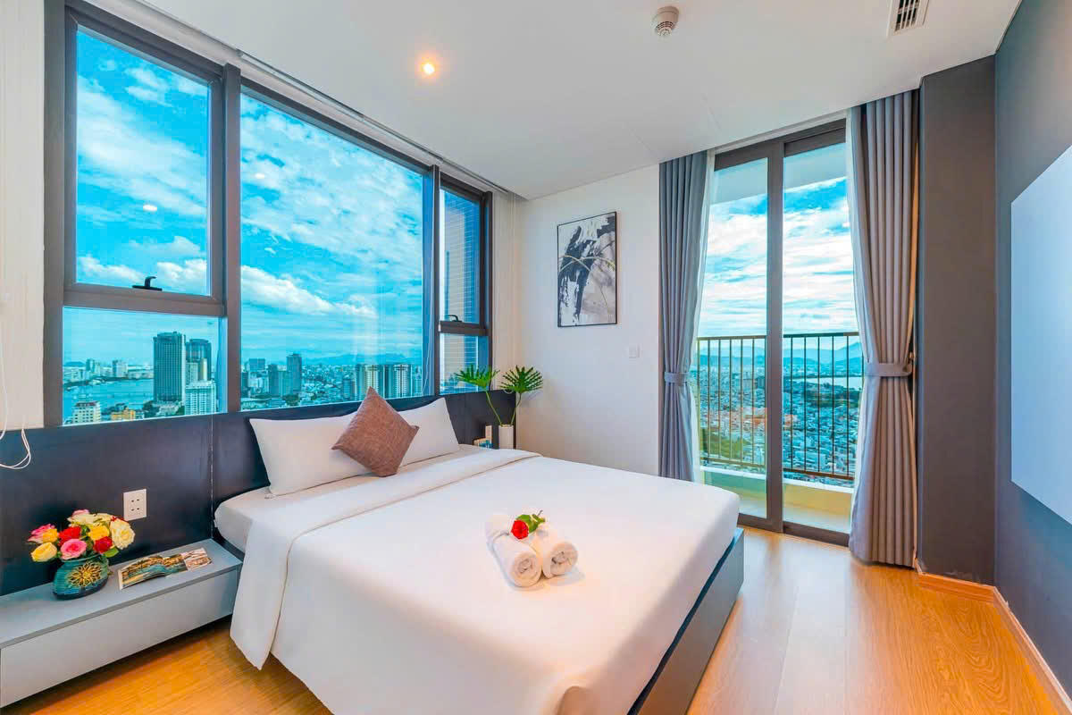 Modern 2-Bedroom Apartment at Sam Towers - Panoramic City and River Views