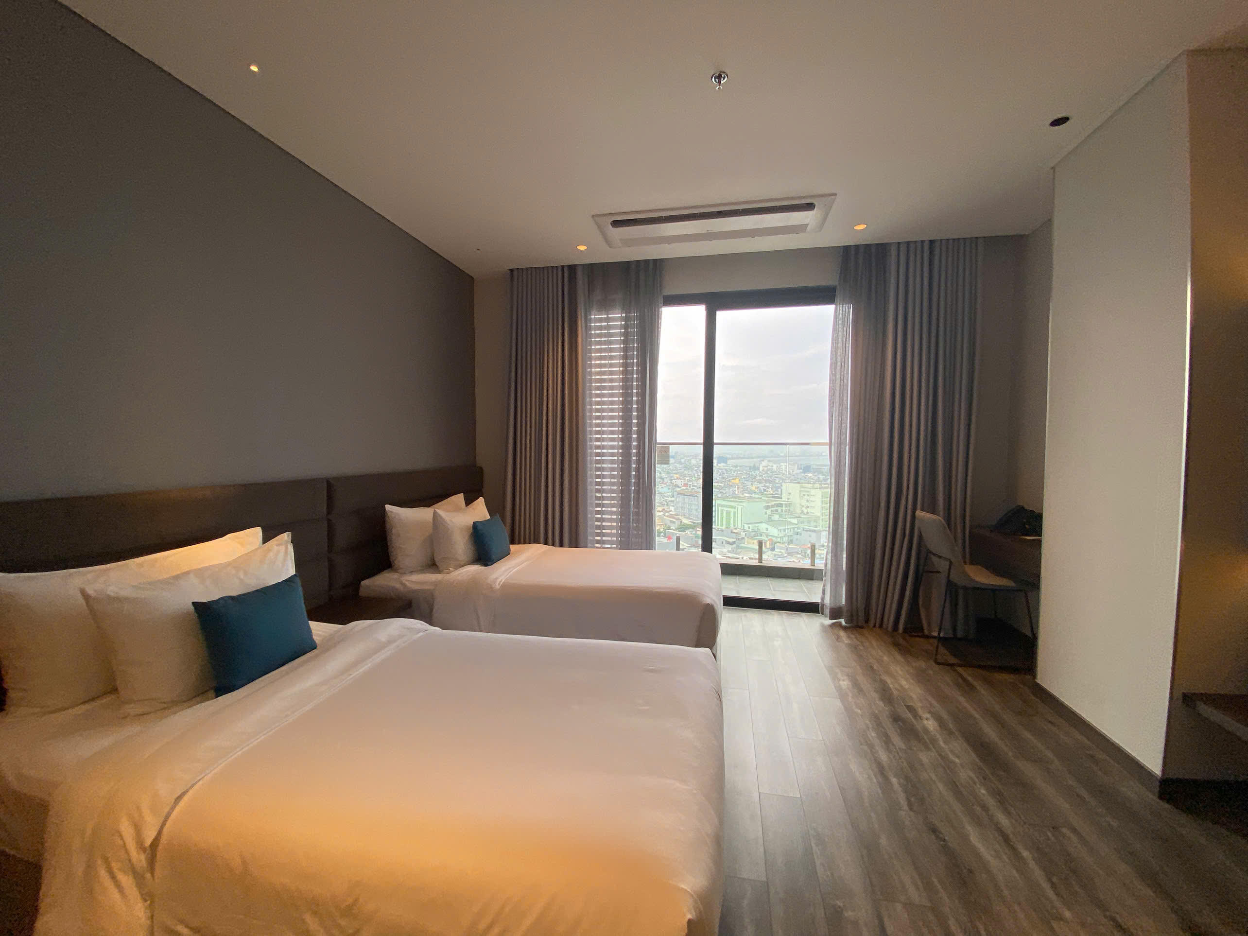 Sky-View Luxury Studio With Minimalist Interior