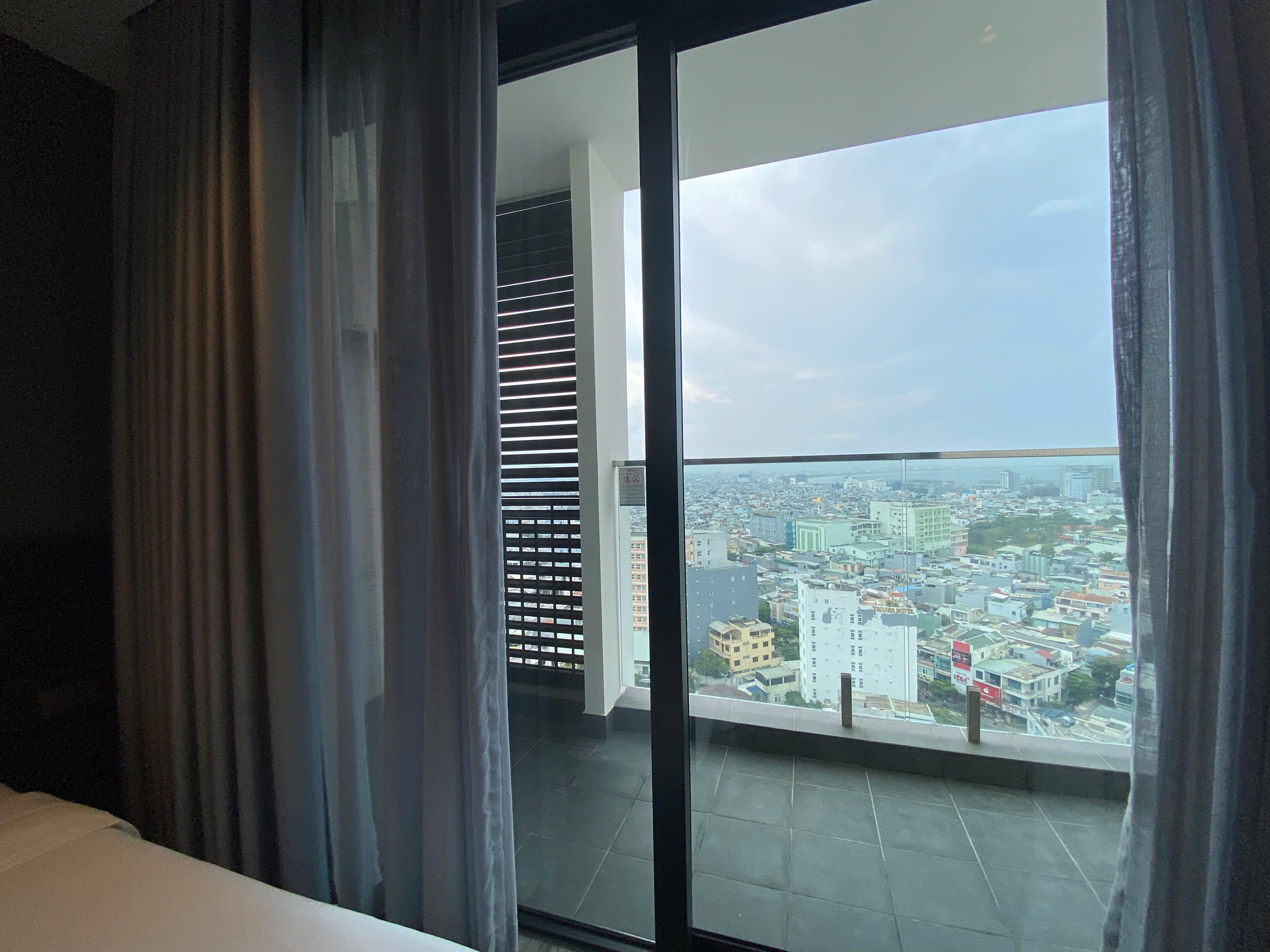 Sky-View Luxury Studio With Minimalist Interior