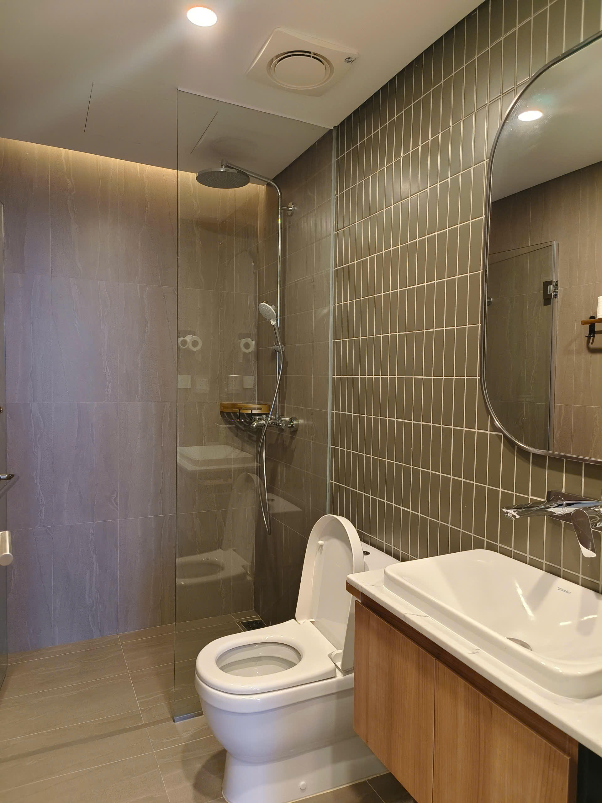 2-Bedroom Apartment with Stunning River & City Views
