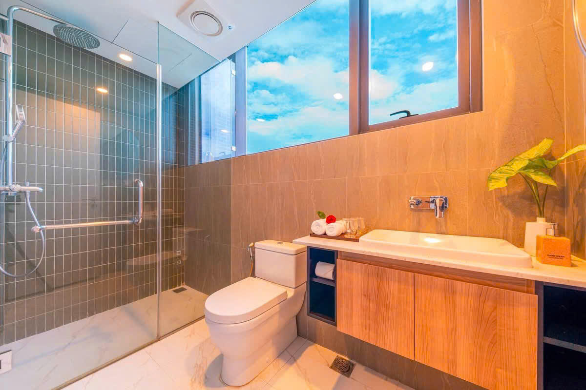 Modern 2-Bedroom Apartment at Sam Towers - Panoramic City and River Views