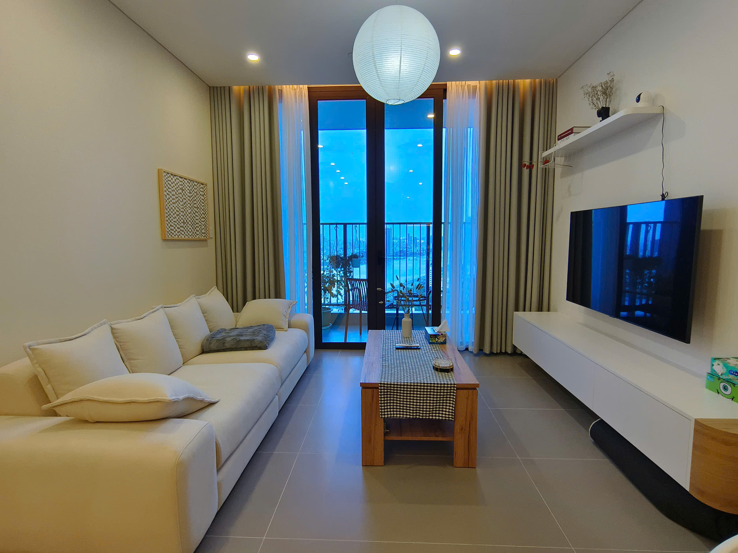 2-Bedroom Apartment with Stunning River & City Views