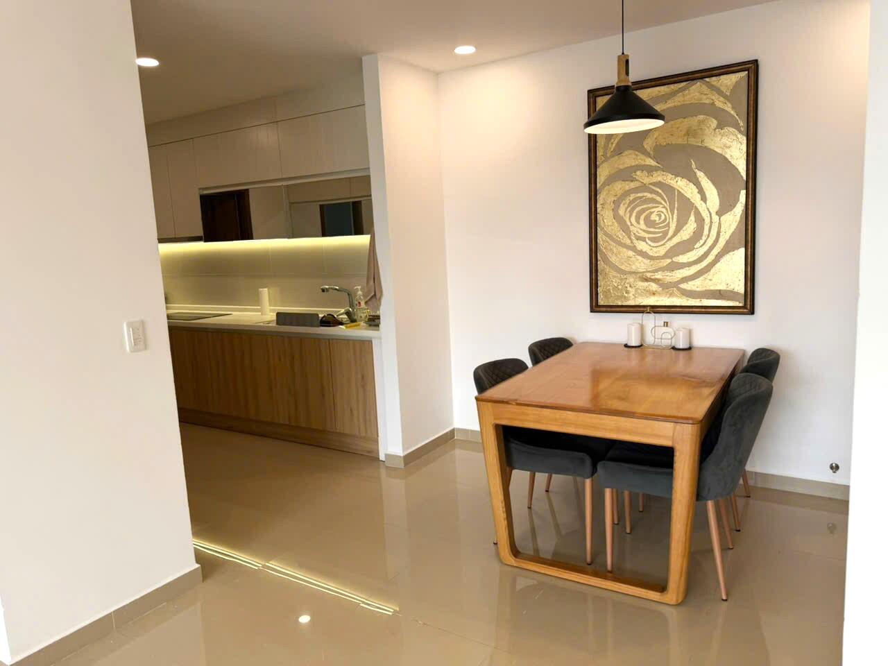 Bright 2-bedroom-apartment with Sea & Mountain Views