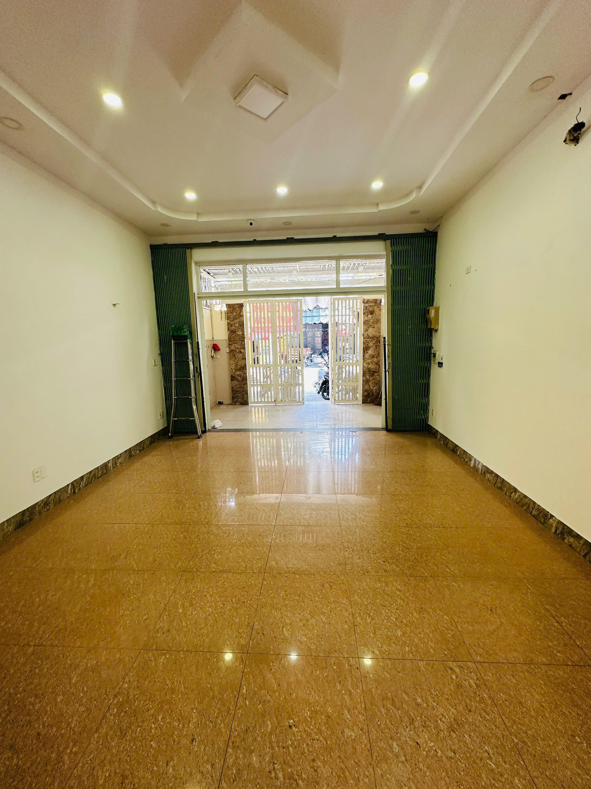 FRONTAGE OF CHAU THI VINH TE PREMISES FOR RENT