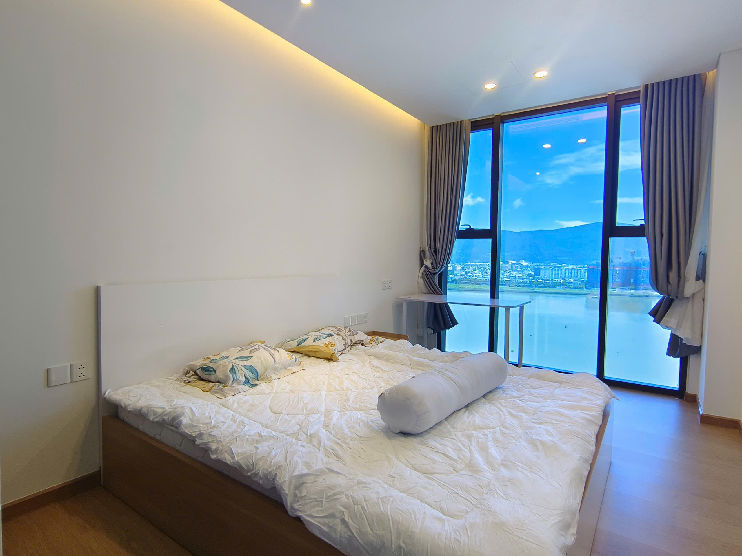 Luxury Apartment for Rent at Sam Tower, 2 Bedrooms - 22nd Floor