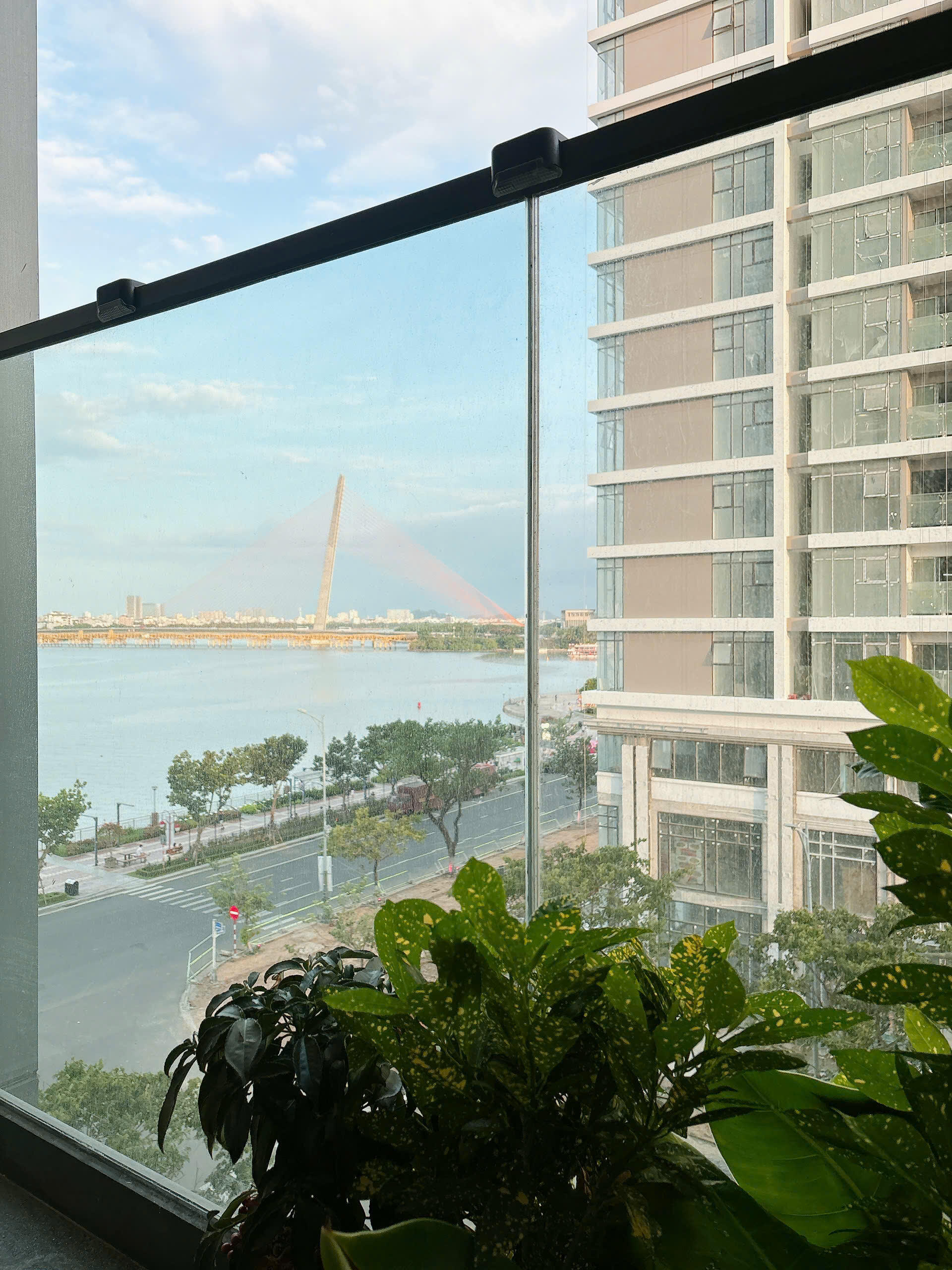 <Pool&Gym>Filmore - 6th-floor 1-bedroom apartment with river and city views