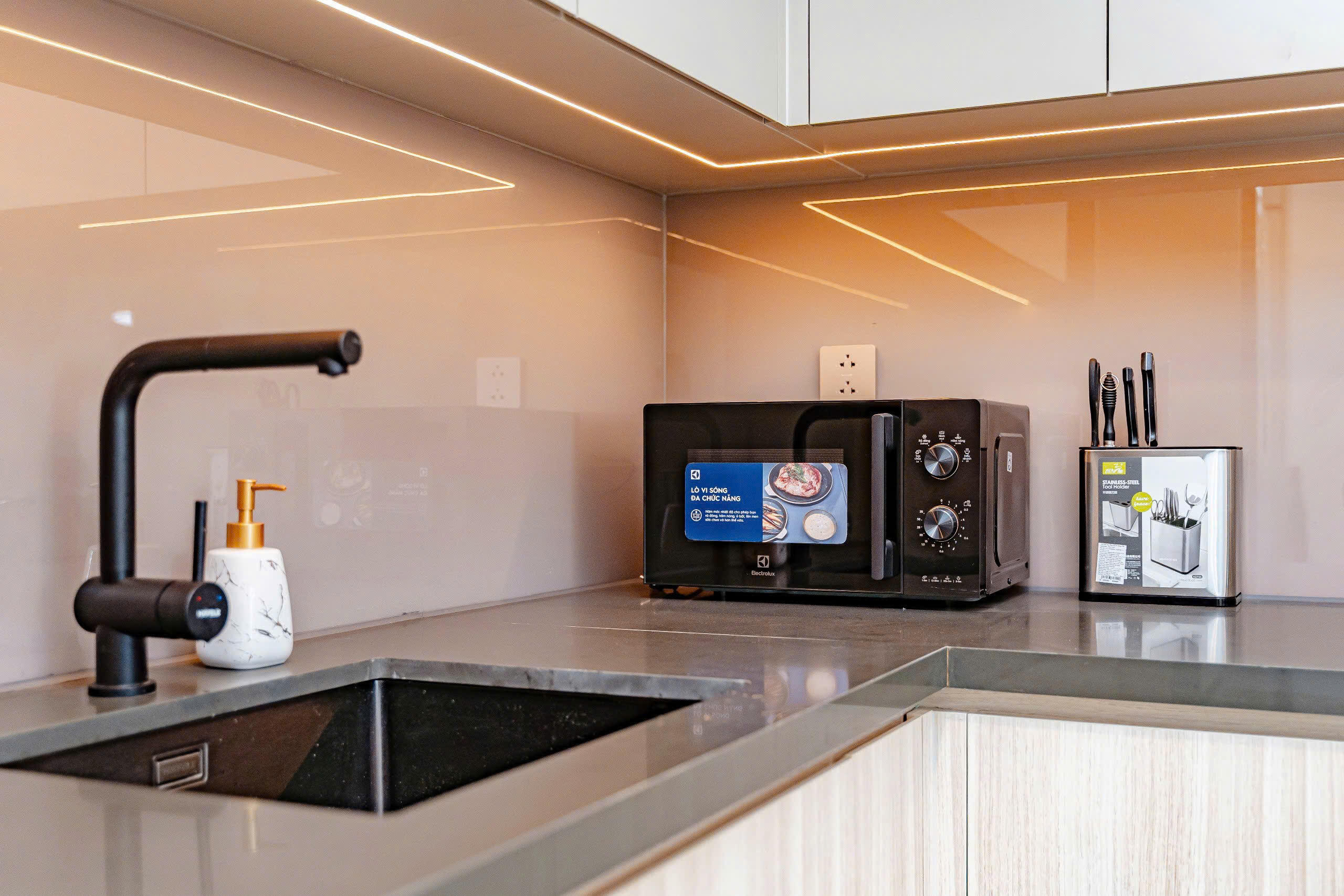 Filmore - 12th-floor 1-bedroom apartment with river and city views