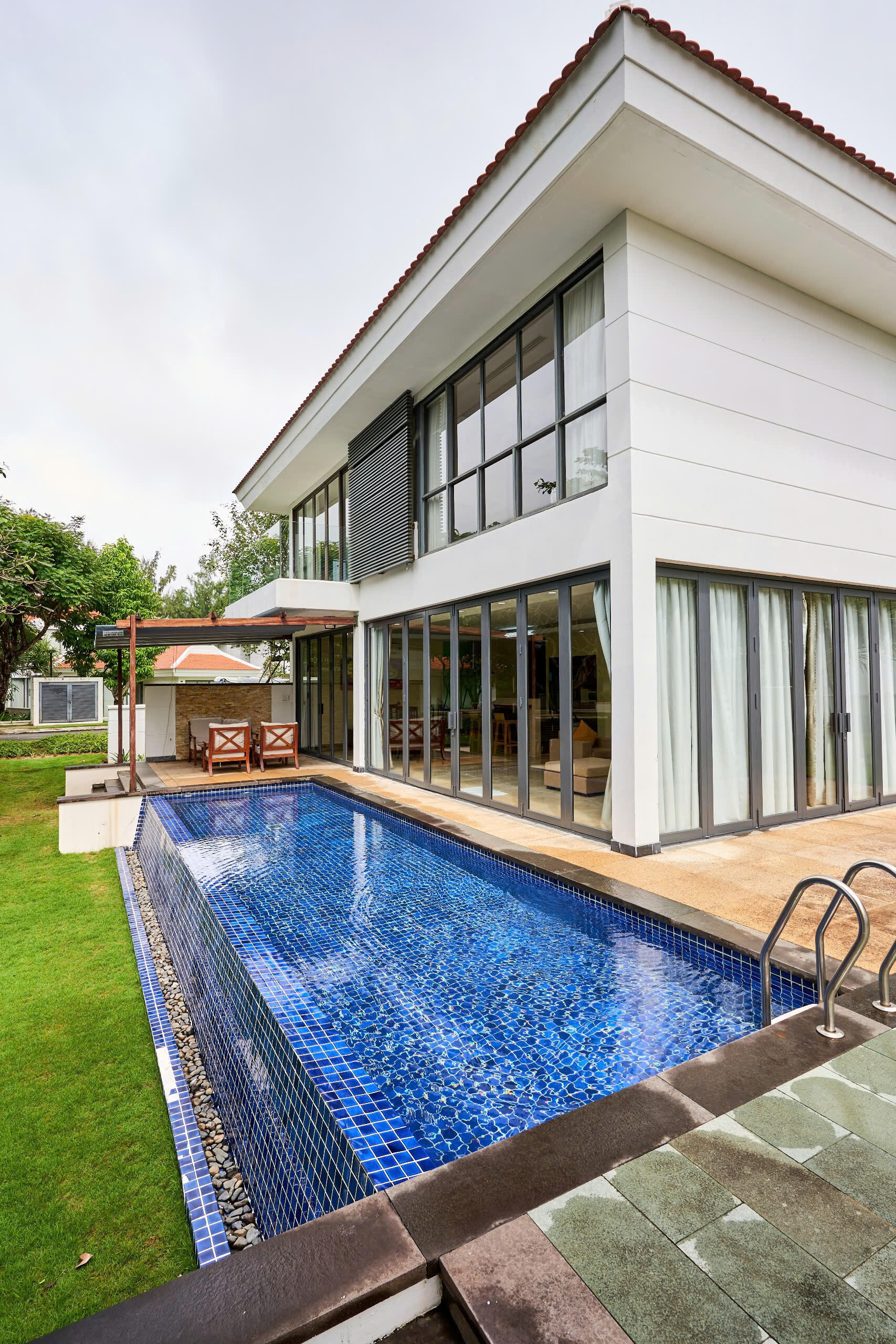 Ocean Villa - a wonderful beachfront resort villa - 5 bedrooms