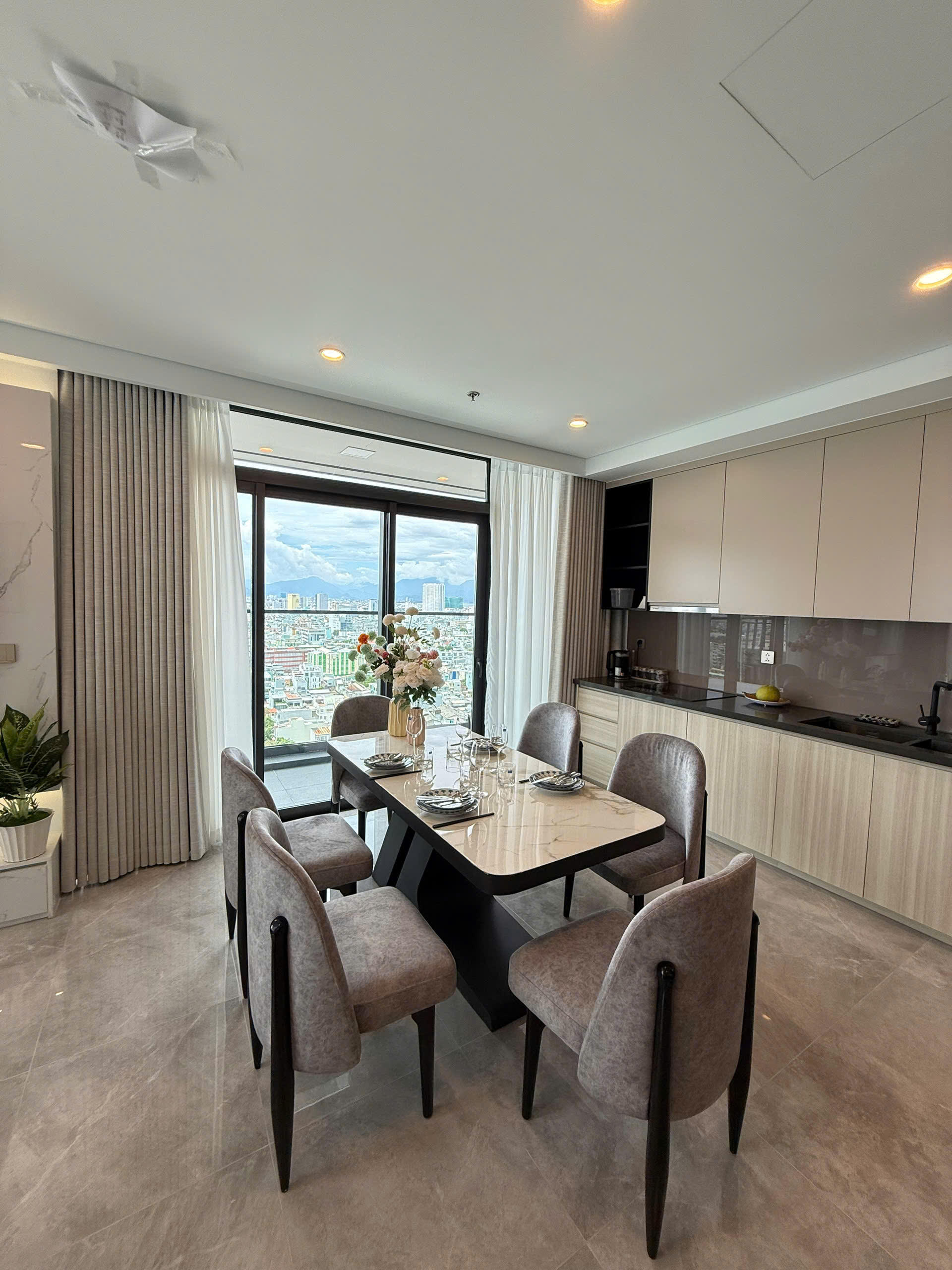 Cho thuê căn hộ 2 phòng ngủ sang trọng tại The Filmore Da Nang
