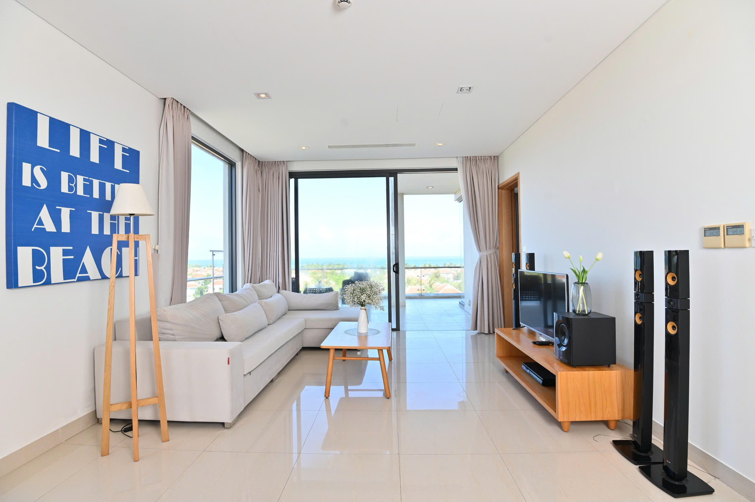 Cho thuê căn Hộ 2 phòng ngủ có ban công view Biển tại The Ocean Suites