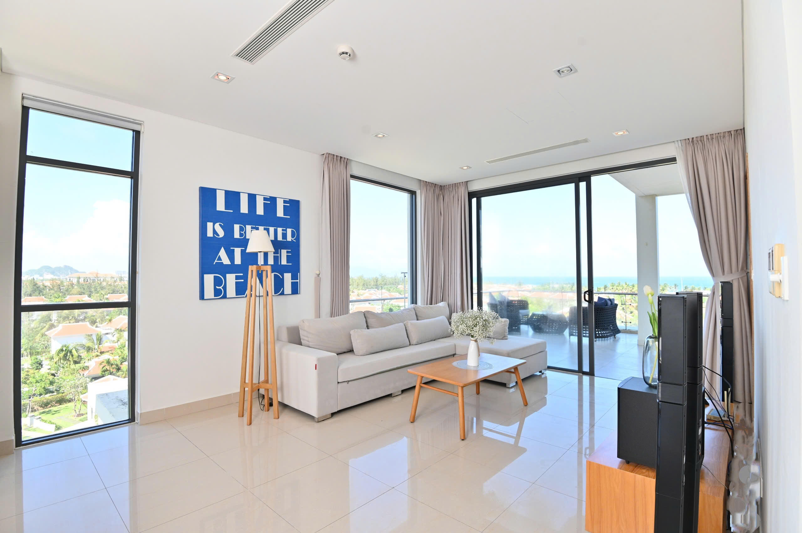 Cho thuê căn Hộ 2 phòng ngủ có ban công view Biển tại The Ocean Suites