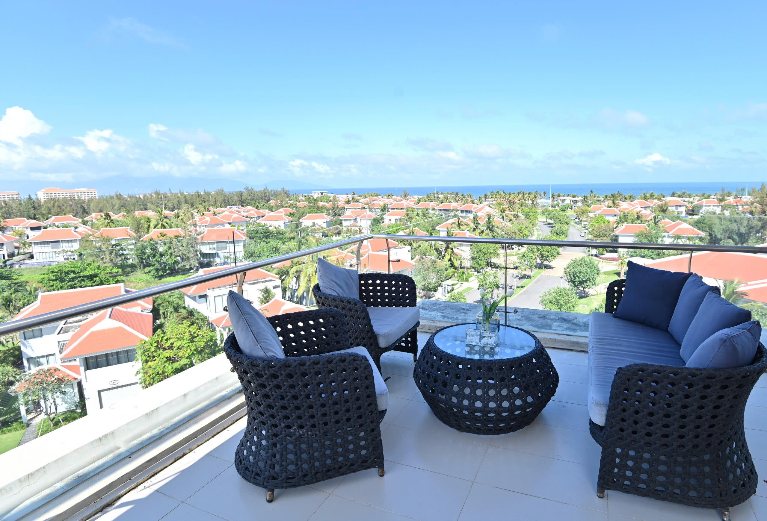 Cho thuê căn Hộ 2 phòng ngủ có ban công view Biển tại The Ocean Suites