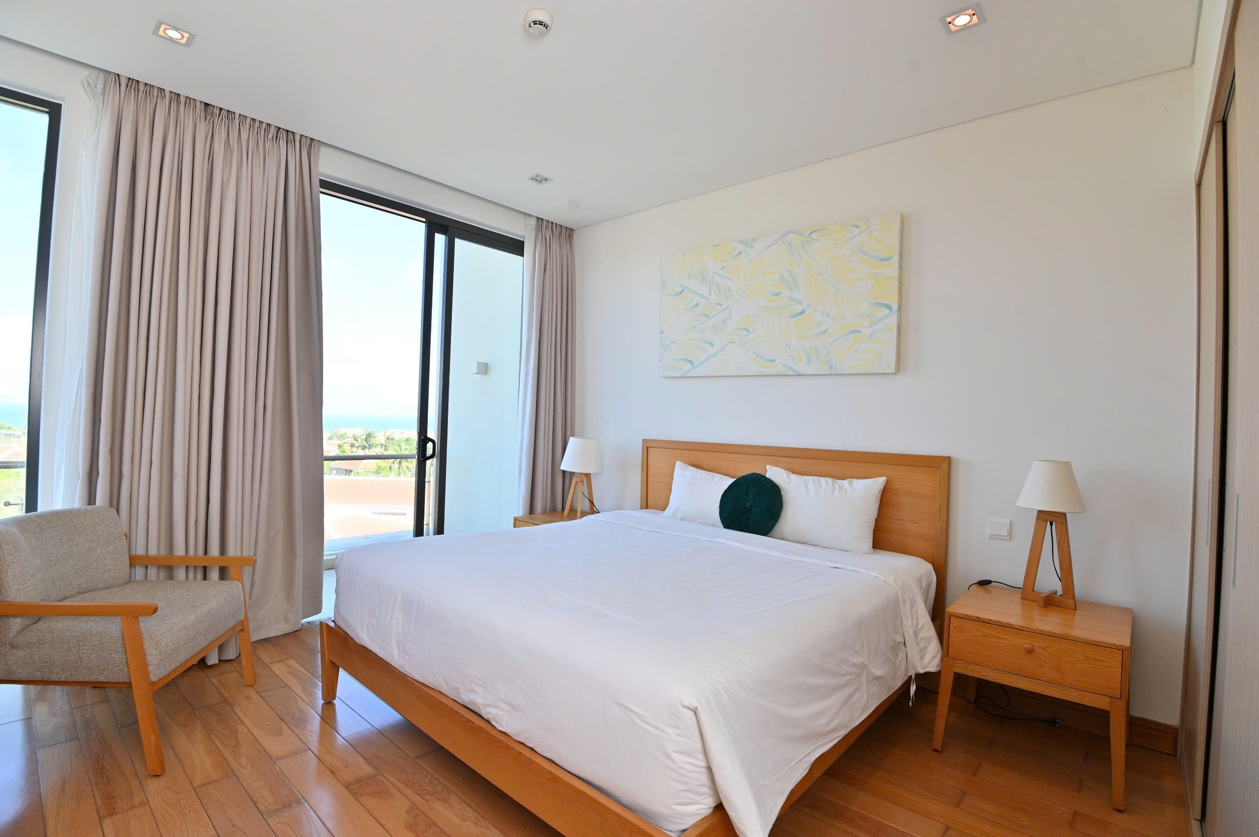 Cho thuê căn Hộ 2 phòng ngủ có ban công view Biển tại The Ocean Suites