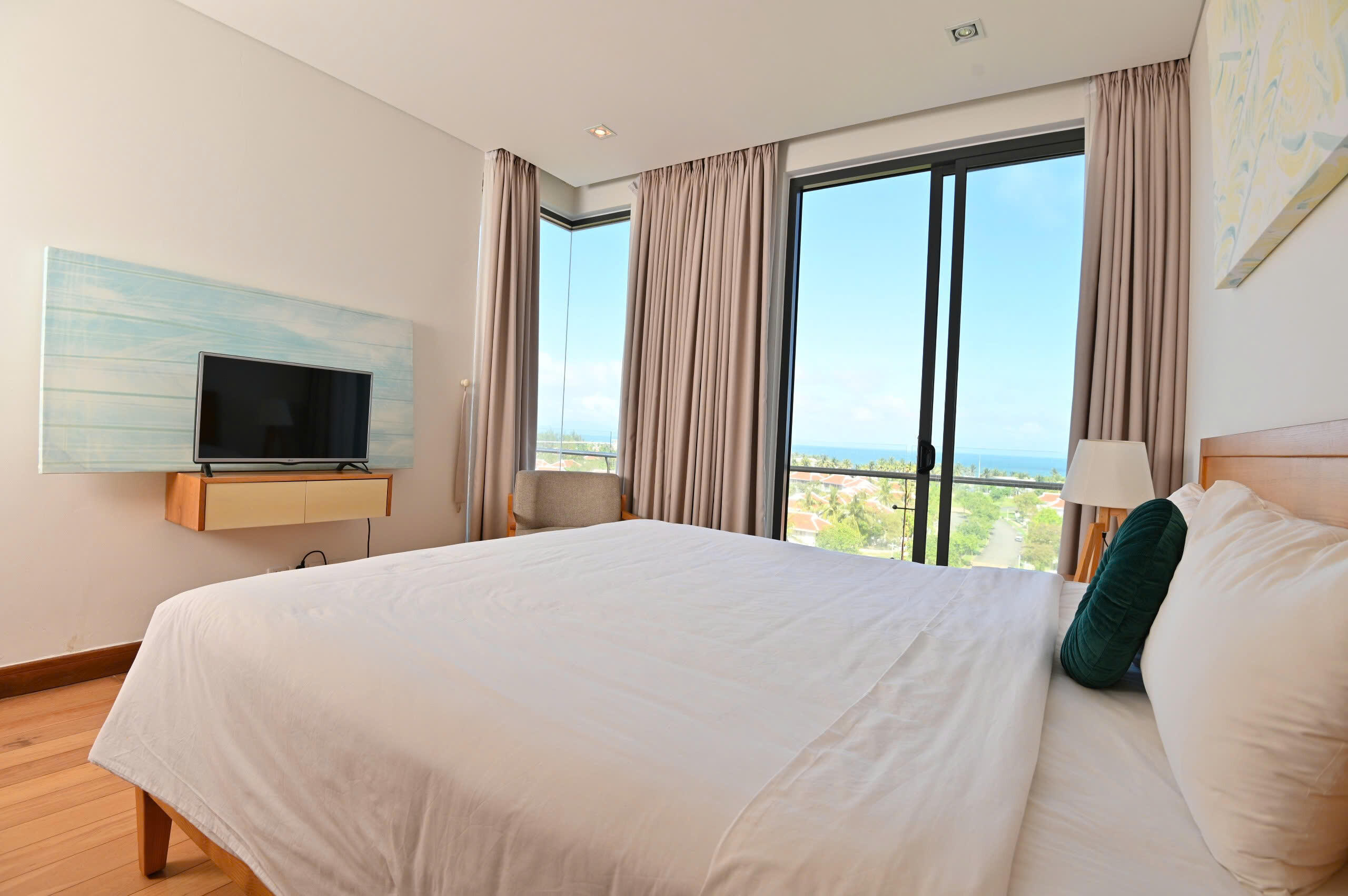 Cho thuê căn Hộ 2 phòng ngủ có ban công view Biển tại The Ocean Suites