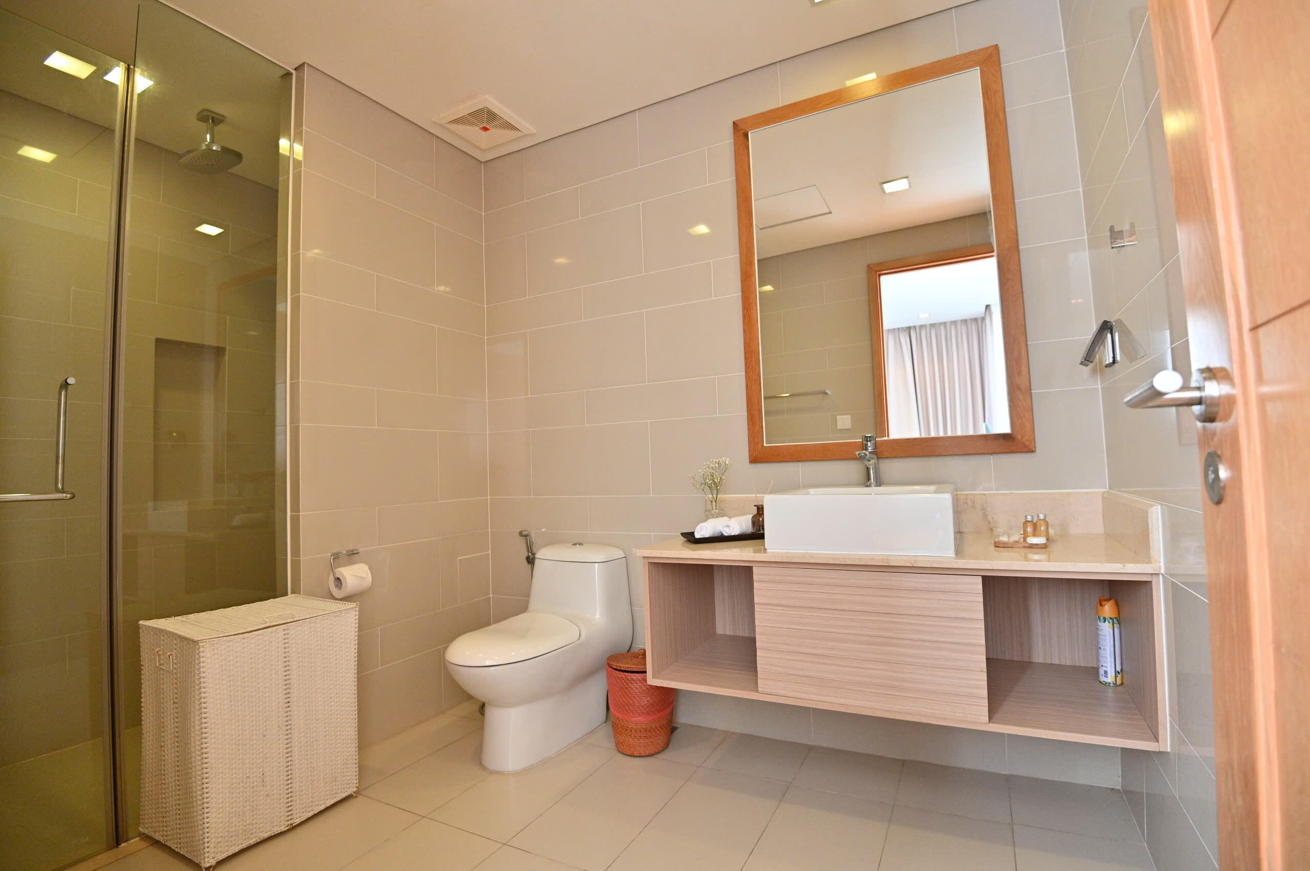 Cho thuê căn Hộ 2 phòng ngủ có ban công view Biển tại The Ocean Suites